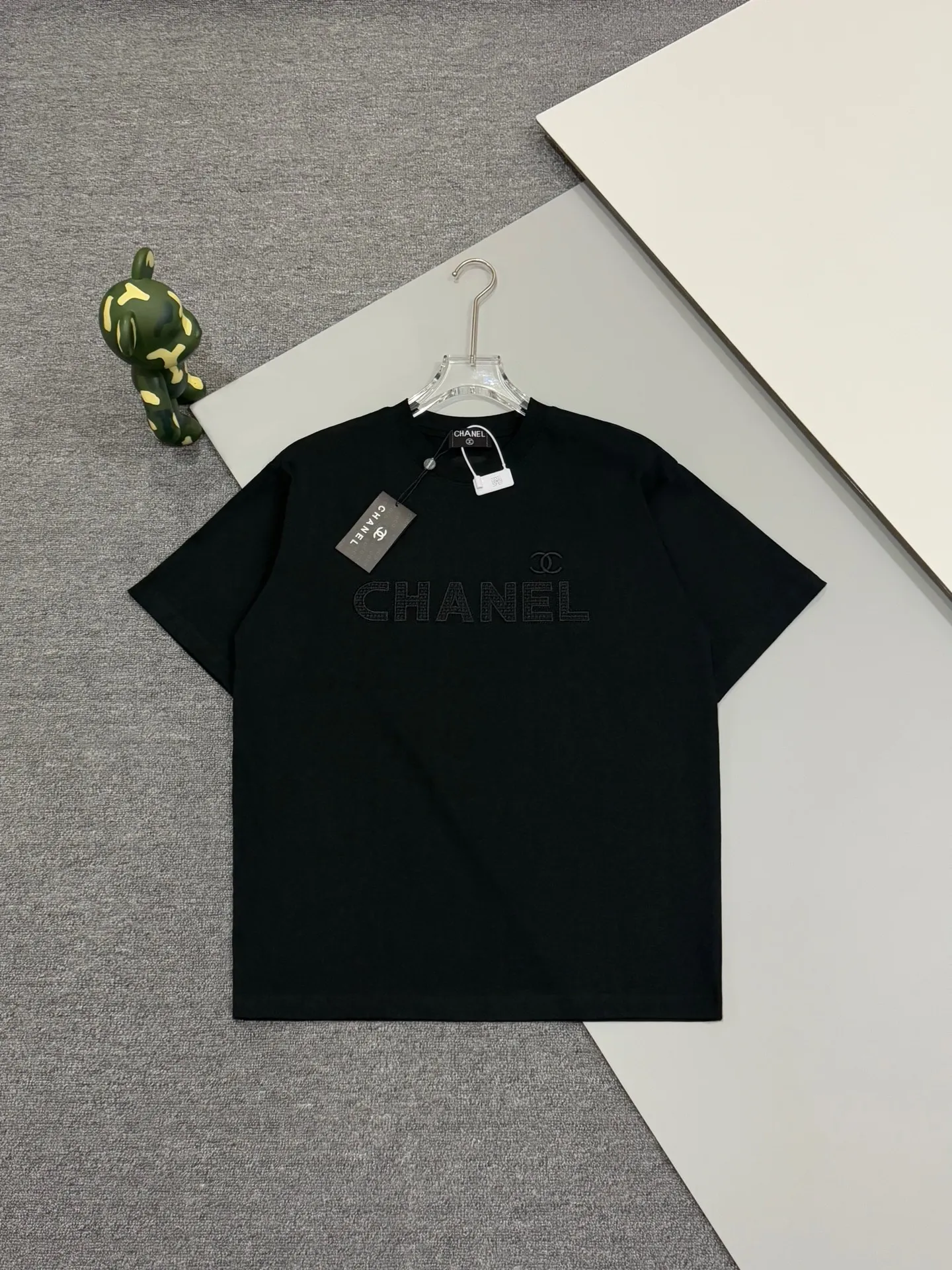 🅿️190 [High quality] Chanel 25ss spring and summer new style. The front panel is vacuum embroidered with a personalized English logo, and the back panel is embroidered with a small fragrance logo to form a round-neck short-sleeved T-shirt with a personalized street design style. The fabric is made of 32 counts of 280g fine cotton double yarn fabric. The original fabric is the same official style. Customized vat-dyed fabric. It feels very comfortable. The latest brick cabinet synchronization in spring and summer. Fashionable and individual. It is super versatile and good-looking. It is very suitable for both men and women. It is a must-have for everyone. Hang tag, collar label, washed wheat, complete with three labels. Color: black. White Size: S to XL