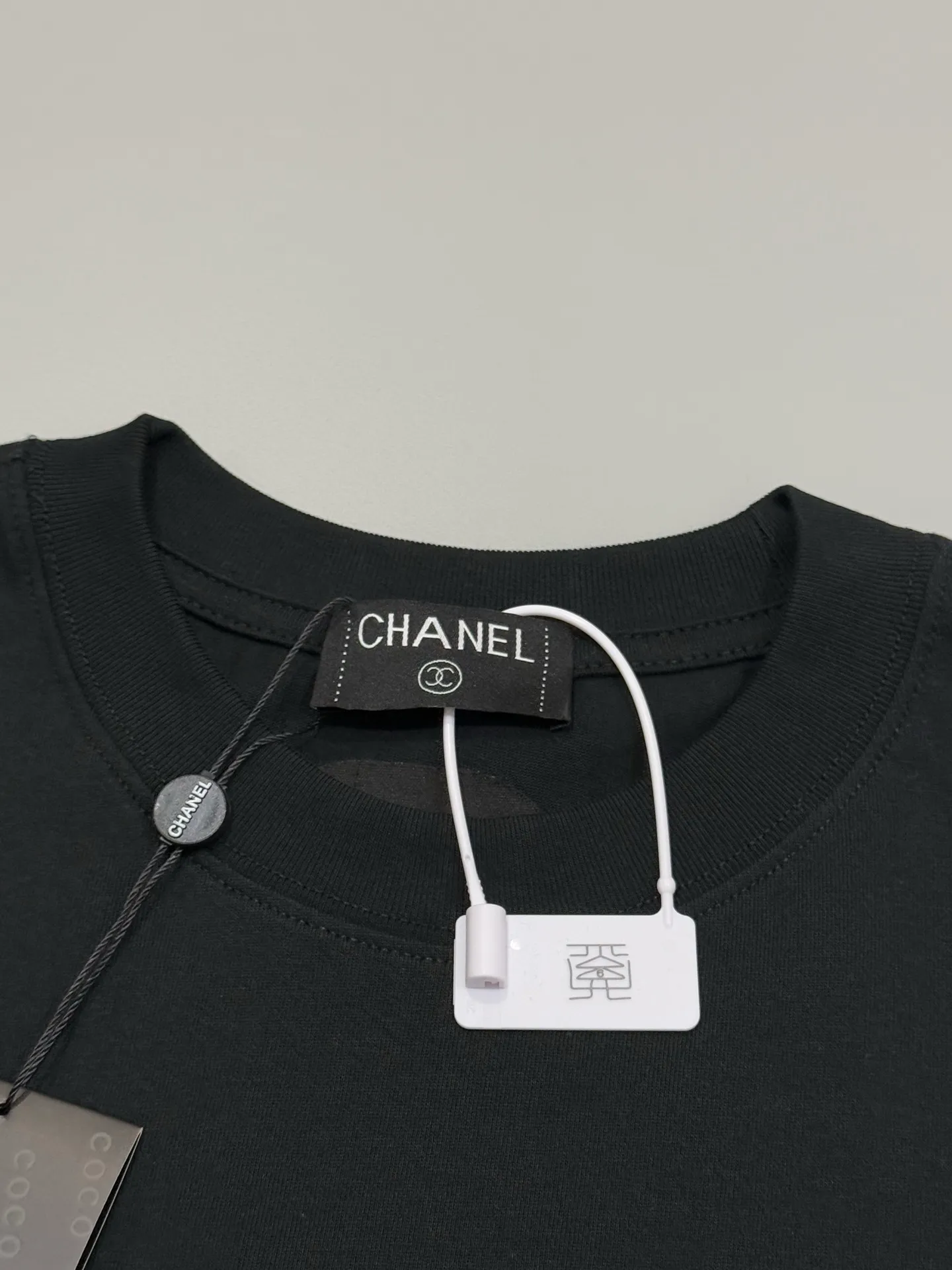 🅿️190 [High quality] Chanel 25ss spring and summer new style. The front panel is vacuum embroidered with a personalized English logo, and the back panel is embroidered with a small fragrance logo to form a round-neck short-sleeved T-shirt with a personalized street design style. The fabric is made of 32 counts of 280g fine cotton double yarn fabric. The original fabric is the same official style. Customized vat-dyed fabric. It feels very comfortable. The latest brick cabinet synchronization in spring and summer. Fashionable and individual. It is super versatile and good-looking. It is very suitable for both men and women. It is a must-have for everyone. Hang tag, collar label, washed wheat, complete with three labels. Color: black. White Size: S to XL