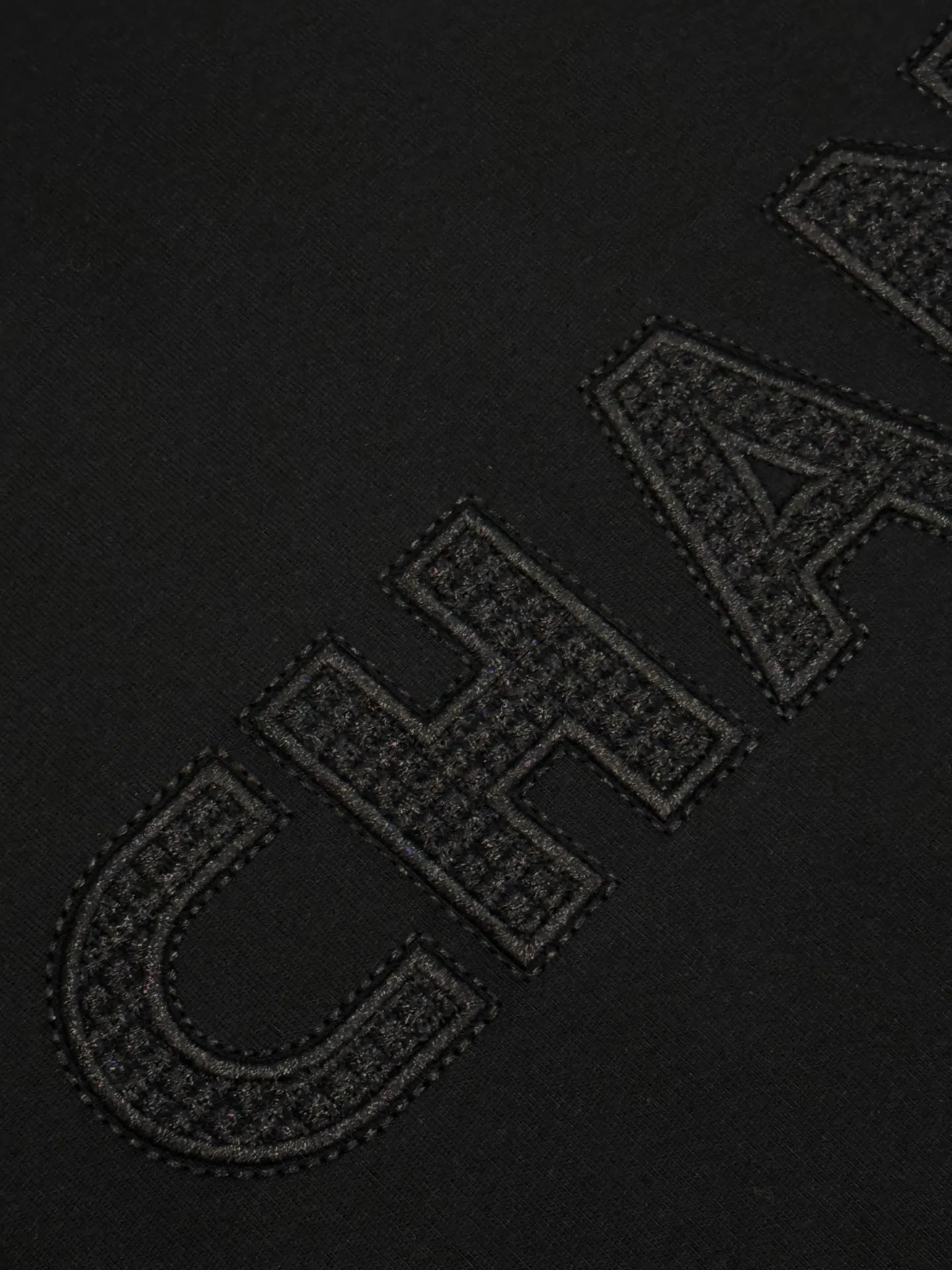 🅿️190 [High quality] Chanel 25ss spring and summer new style. The front panel is vacuum embroidered with a personalized English logo, and the back panel is embroidered with a small fragrance logo to form a round-neck short-sleeved T-shirt with a personalized street design style. The fabric is made of 32 counts of 280g fine cotton double yarn fabric. The original fabric is the same official style. Customized vat-dyed fabric. It feels very comfortable. The latest brick cabinet synchronization in spring and summer. Fashionable and individual. It is super versatile and good-looking. It is very suitable for both men and women. It is a must-have for everyone. Hang tag, collar label, washed wheat, complete with three labels. Color: black. White Size: S to XL