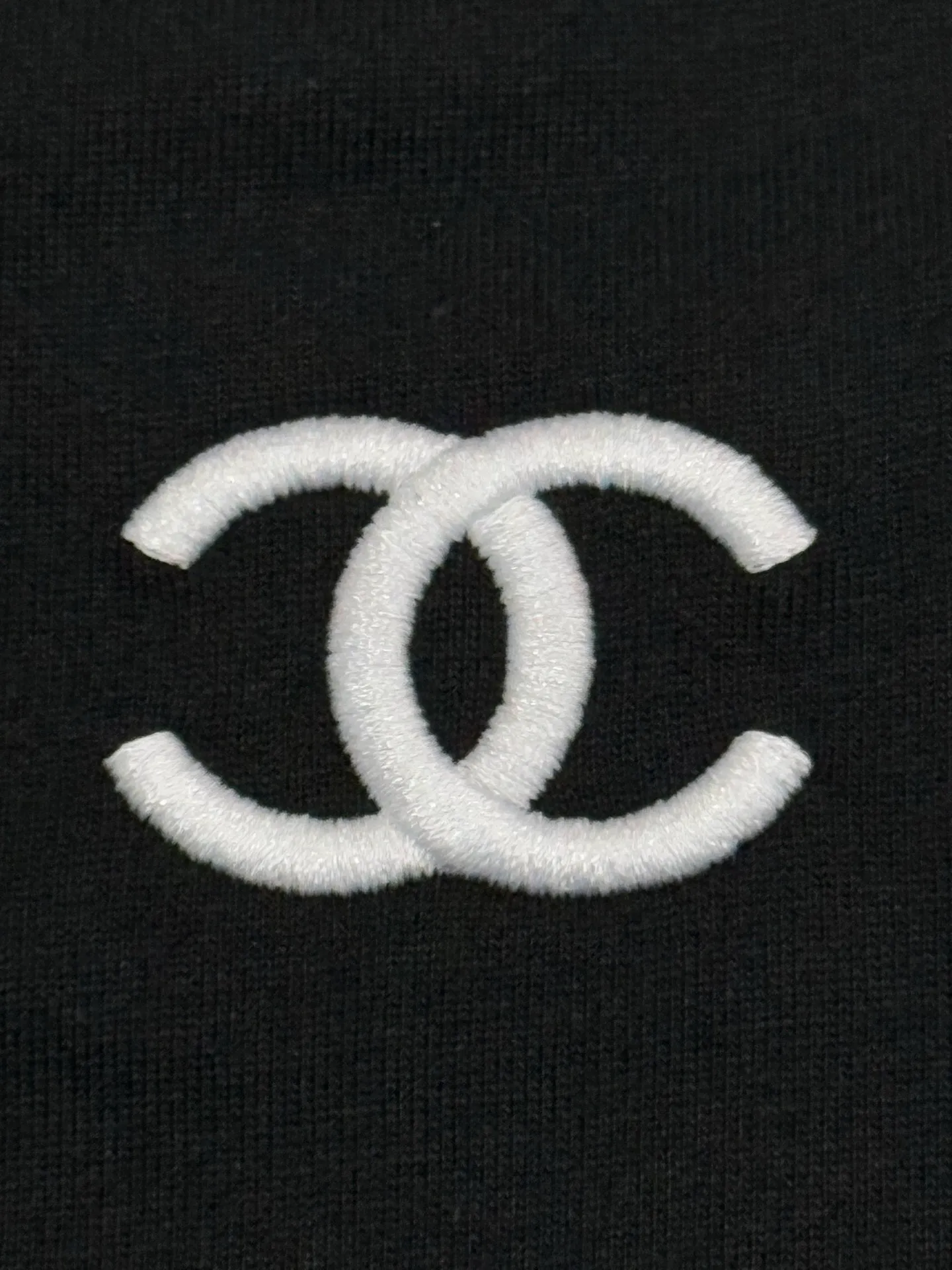 🅿️190 [High quality] Chanel 25ss spring and summer new style. The front panel is vacuum embroidered with a personalized English logo, and the back panel is embroidered with a small fragrance logo to form a round-neck short-sleeved T-shirt with a personalized street design style. The fabric is made of 32 counts of 280g fine cotton double yarn fabric. The original fabric is the same official style. Customized vat-dyed fabric. It feels very comfortable. The latest brick cabinet synchronization in spring and summer. Fashionable and individual. It is super versatile and good-looking. It is very suitable for both men and women. It is a must-have for everyone. Hang tag, collar label, washed wheat, complete with three labels. Color: black. White Size: S to XL