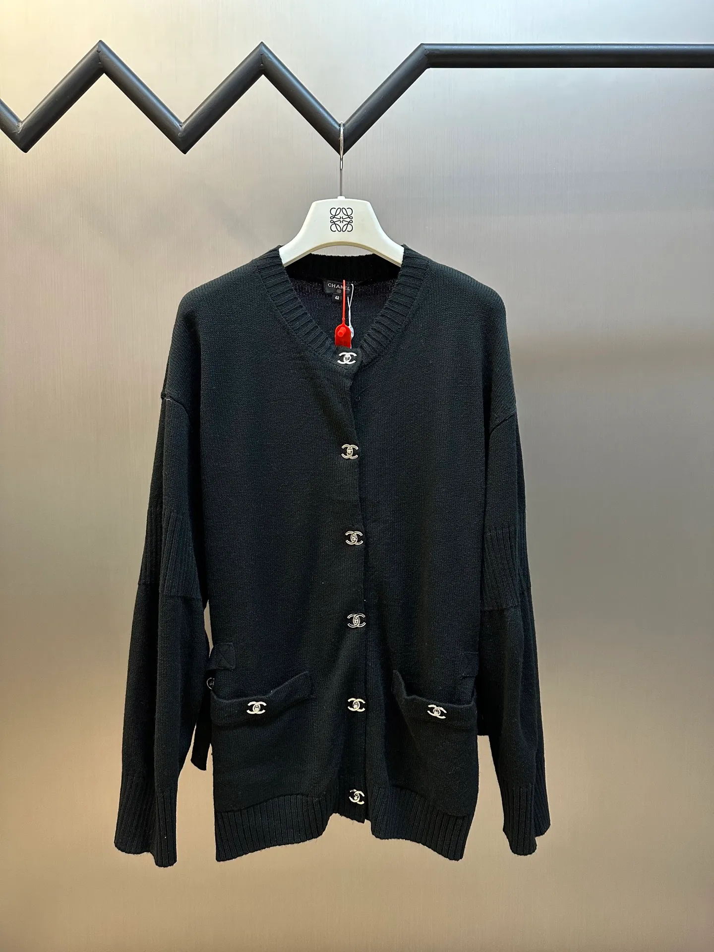 🅿️600 Chanel school bag button knitted cardigan, made of custom cashmere brocade blend, with the iconic double C buckle decorating the entire frame, highlighting the brand's distinguished identity. Using three-dimensional seam stitching, it uses a specific sewing method at the seams to make the clothing more three-dimensional and fit the body.  The needle is started and nailed by a manual special machine, and the needle is accurately started at the starting point of the button. It uses high-quality needles and threads and a special sewing machine to sew at a constant speed along the preset path, maintaining uniform strength to ensure beautiful stitches.  size：40 42 44 46