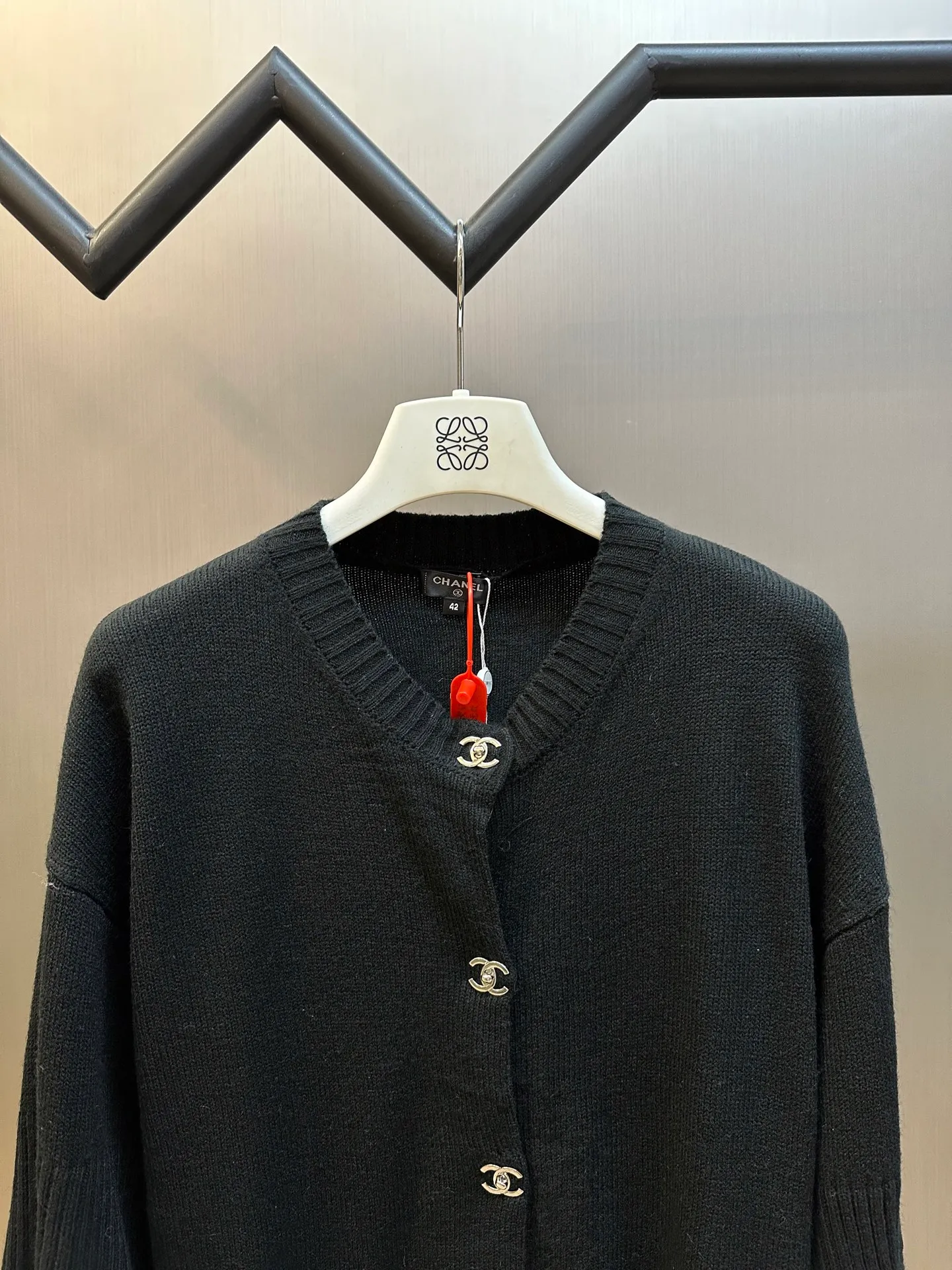 🅿️600 Chanel school bag button knitted cardigan, made of custom cashmere brocade blend, with the iconic double C buckle decorating the entire frame, highlighting the brand's distinguished identity. Using three-dimensional seam stitching, it uses a specific sewing method at the seams to make the clothing more three-dimensional and fit the body.  The needle is started and nailed by a manual special machine, and the needle is accurately started at the starting point of the button. It uses high-quality needles and threads and a special sewing machine to sew at a constant speed along the preset path, maintaining uniform strength to ensure beautiful stitches.  size：40 42 44 46