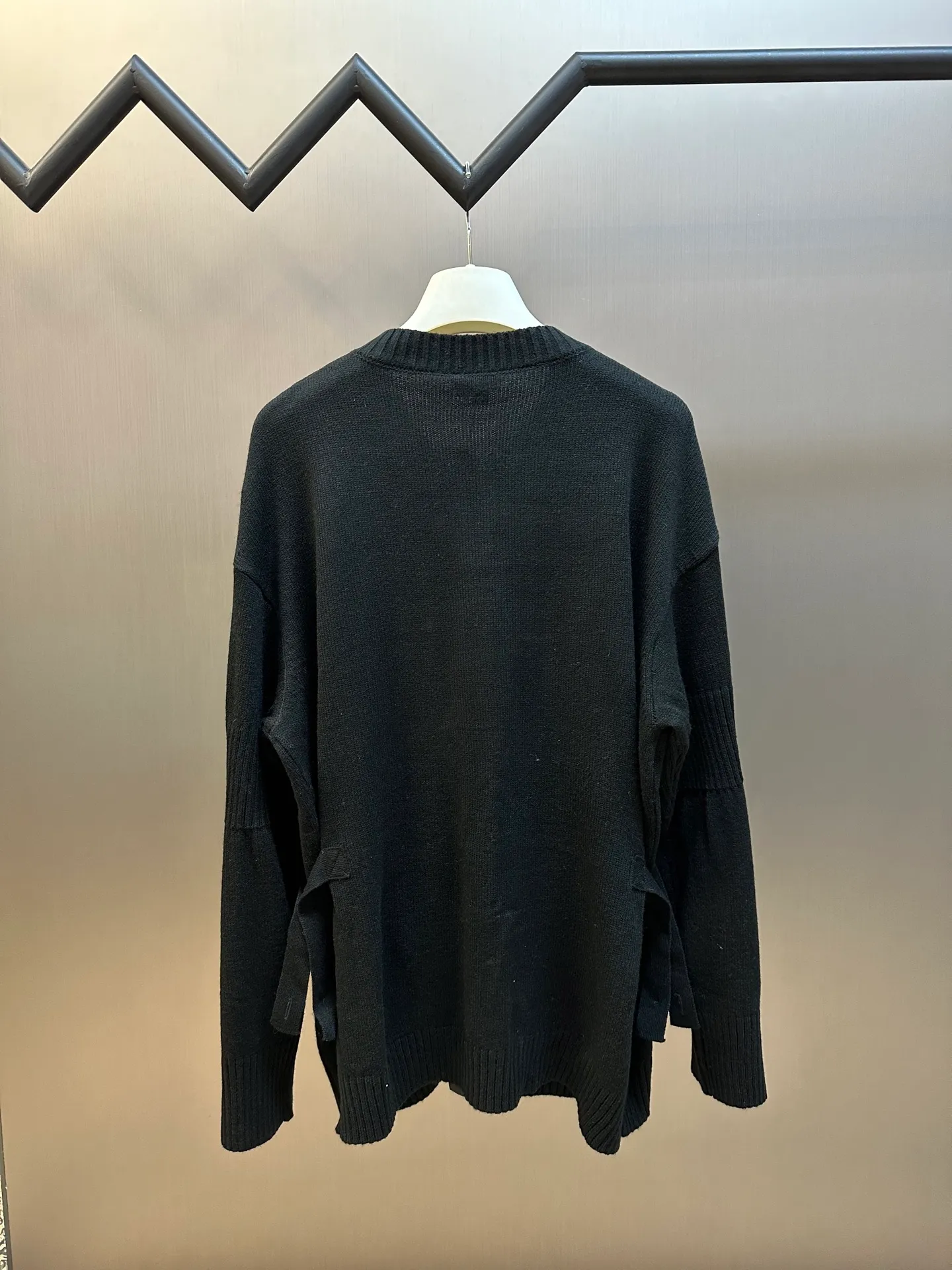 🅿️600 Chanel school bag button knitted cardigan, made of custom cashmere brocade blend, with the iconic double C buckle decorating the entire frame, highlighting the brand's distinguished identity. Using three-dimensional seam stitching, it uses a specific sewing method at the seams to make the clothing more three-dimensional and fit the body.  The needle is started and nailed by a manual special machine, and the needle is accurately started at the starting point of the button. It uses high-quality needles and threads and a special sewing machine to sew at a constant speed along the preset path, maintaining uniform strength to ensure beautiful stitches.  size：40 42 44 46