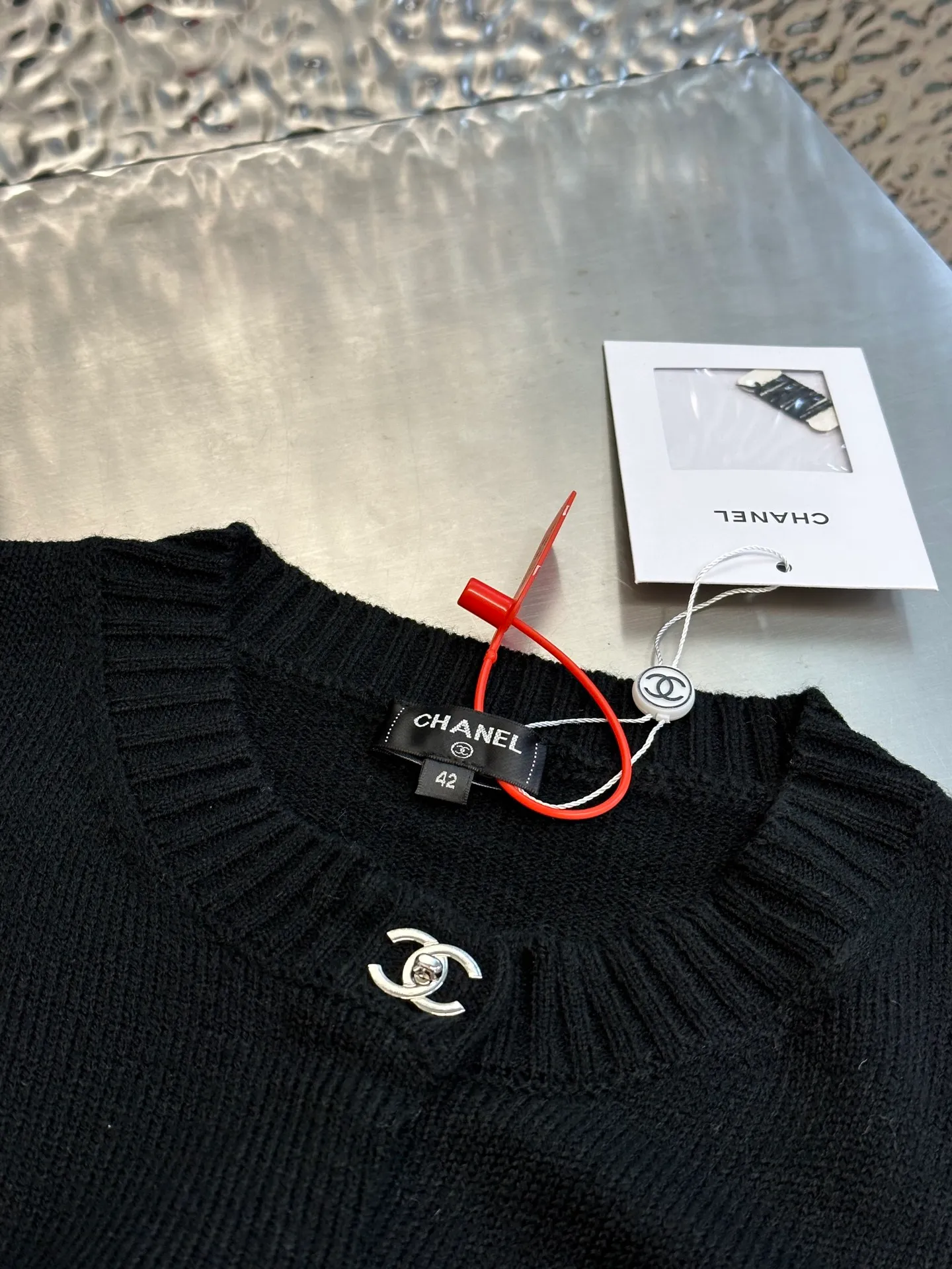 🅿️600 Chanel school bag button knitted cardigan, made of custom cashmere brocade blend, with the iconic double C buckle decorating the entire frame, highlighting the brand's distinguished identity. Using three-dimensional seam stitching, it uses a specific sewing method at the seams to make the clothing more three-dimensional and fit the body.  The needle is started and nailed by a manual special machine, and the needle is accurately started at the starting point of the button. It uses high-quality needles and threads and a special sewing machine to sew at a constant speed along the preset path, maintaining uniform strength to ensure beautiful stitches.  size：40 42 44 46