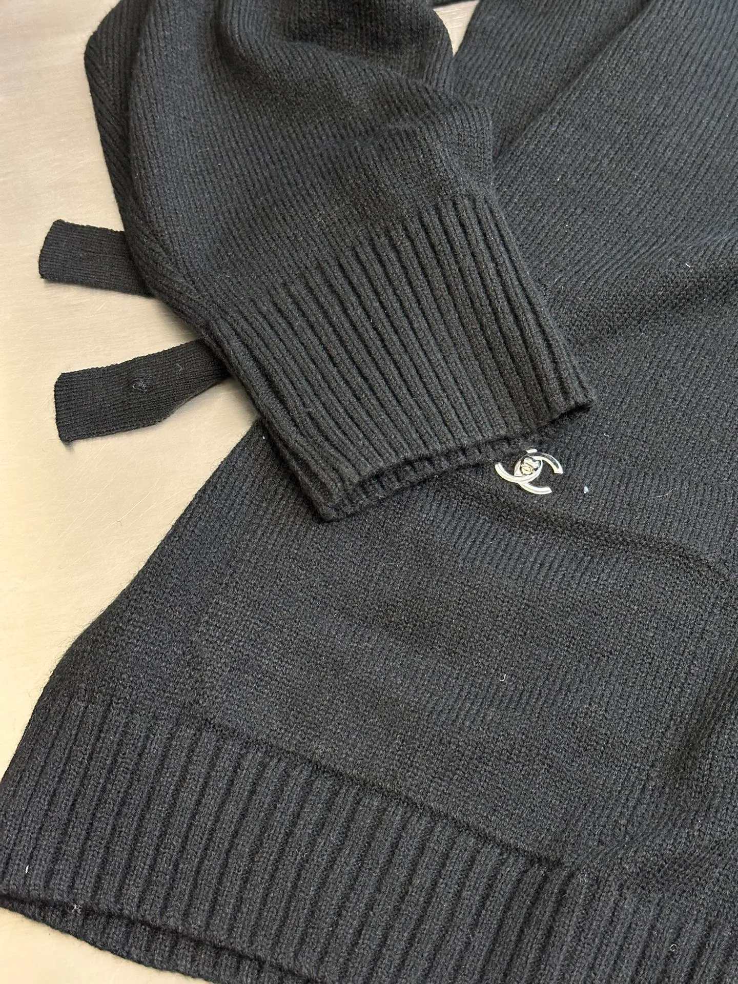🅿️600 Chanel school bag button knitted cardigan, made of custom cashmere brocade blend, with the iconic double C buckle decorating the entire frame, highlighting the brand's distinguished identity. Using three-dimensional seam stitching, it uses a specific sewing method at the seams to make the clothing more three-dimensional and fit the body.  The needle is started and nailed by a manual special machine, and the needle is accurately started at the starting point of the button. It uses high-quality needles and threads and a special sewing machine to sew at a constant speed along the preset path, maintaining uniform strength to ensure beautiful stitches.  size：40 42 44 46