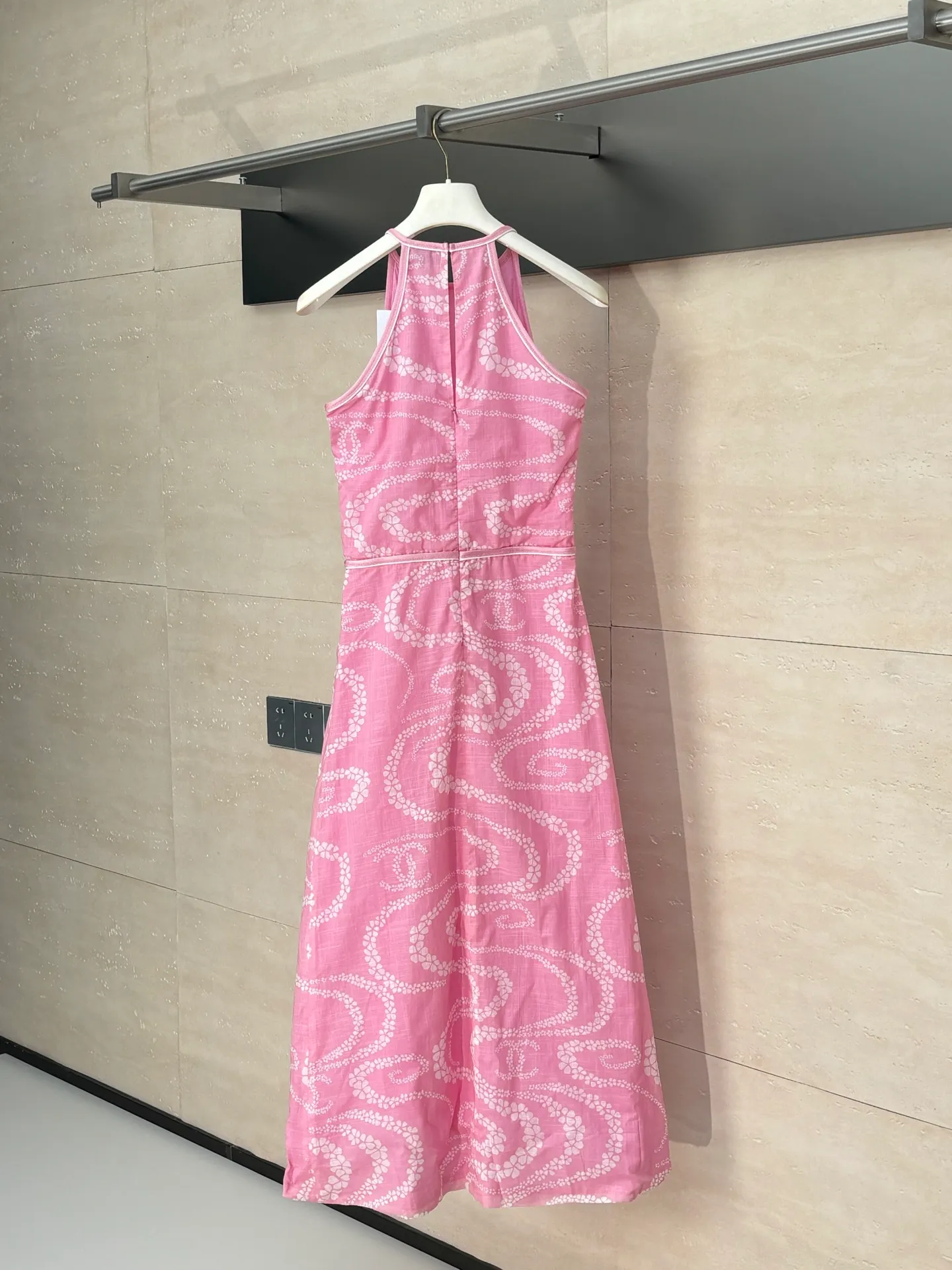 🅿️590 Chane*/Chanel Xiaoxiang 25coco beach holiday series new vest dress. Custom-woven and dyed cotton printed fabric. Decorated with flowers and brand logo patterns. The hem is slit to highlight the figure. Paired with a belt of the same color. A must-have for traveling babies. Size: 36/38/40