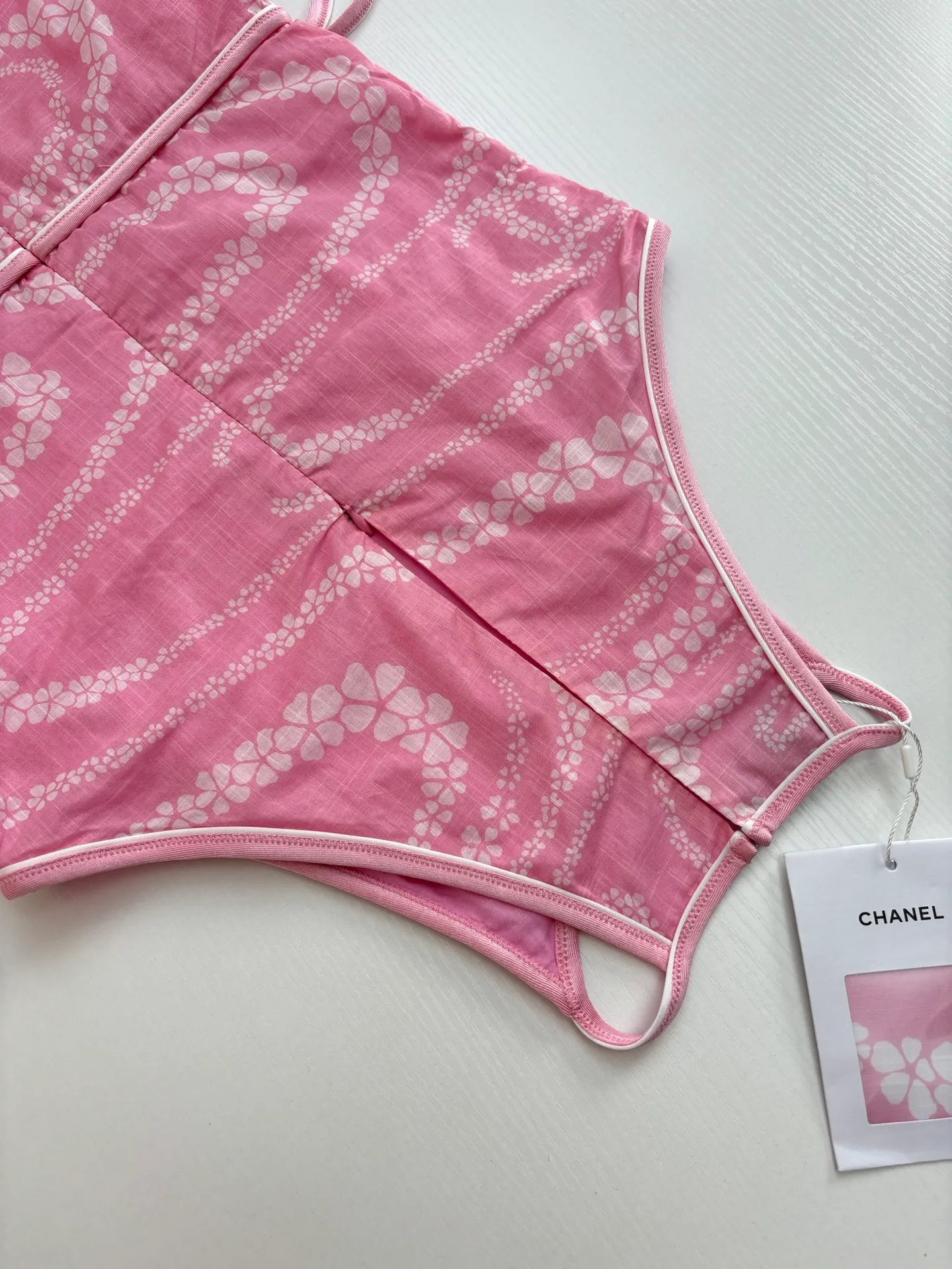 🅿️590 Chane*/Chanel Xiaoxiang 25coco beach holiday series new vest dress. Custom-woven and dyed cotton printed fabric. Decorated with flowers and brand logo patterns. The hem is slit to highlight the figure. Paired with a belt of the same color. A must-have for traveling babies. Size: 36/38/40