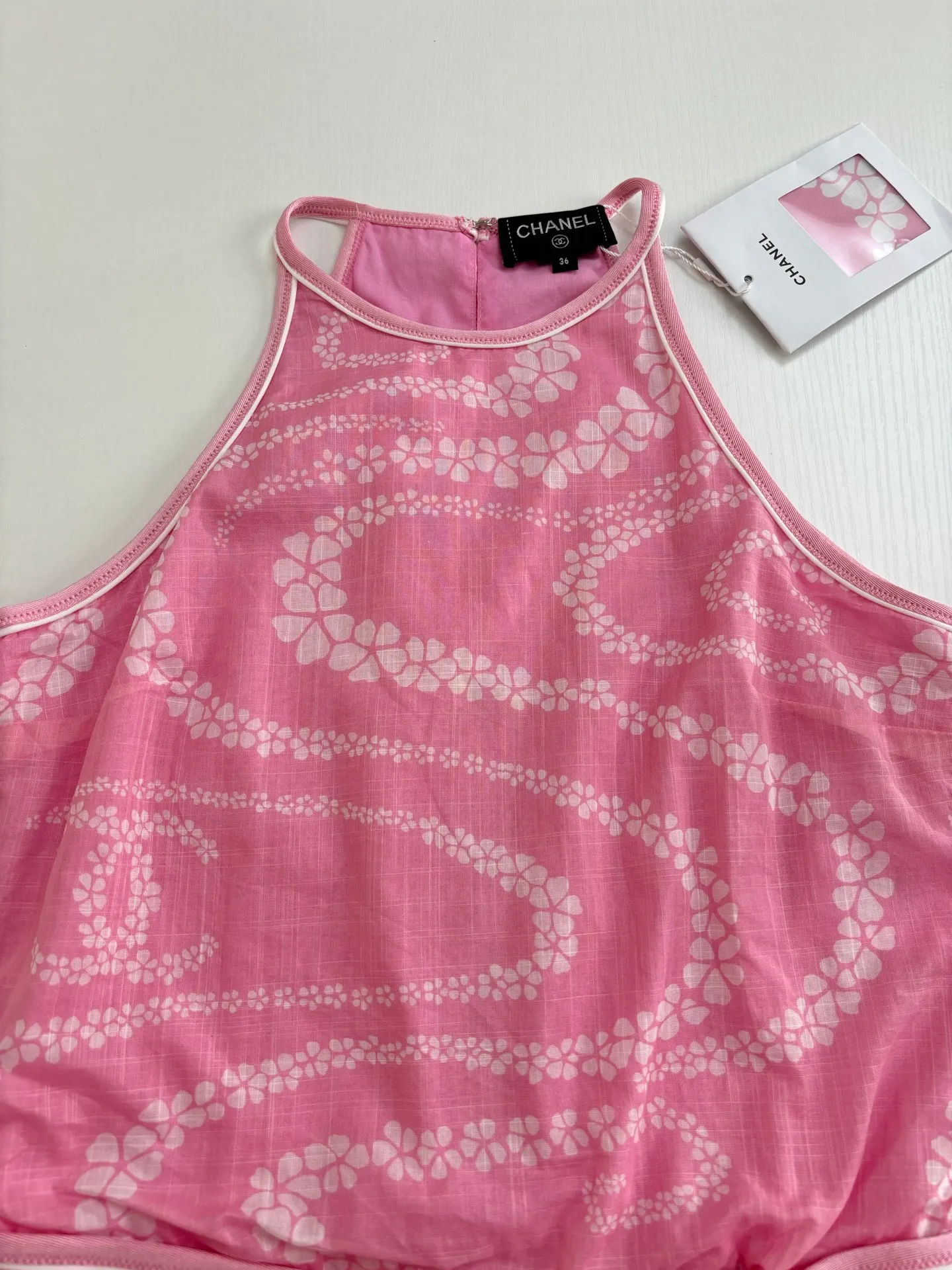 🅿️590 Chane*/Chanel Xiaoxiang 25coco beach holiday series new vest dress. Custom-woven and dyed cotton printed fabric. Decorated with flowers and brand logo patterns. The hem is slit to highlight the figure. Paired with a belt of the same color. A must-have for traveling babies. Size: 36/38/40