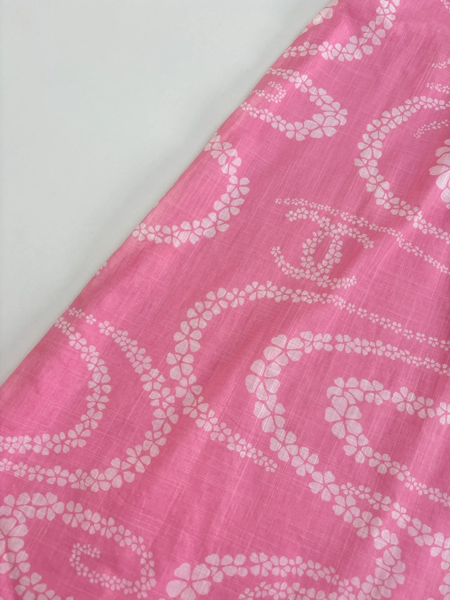🅿️590 Chane*/Chanel Xiaoxiang 25coco beach holiday series new vest dress. Custom-woven and dyed cotton printed fabric. Decorated with flowers and brand logo patterns. The hem is slit to highlight the figure. Paired with a belt of the same color. A must-have for traveling babies. Size: 36/38/40