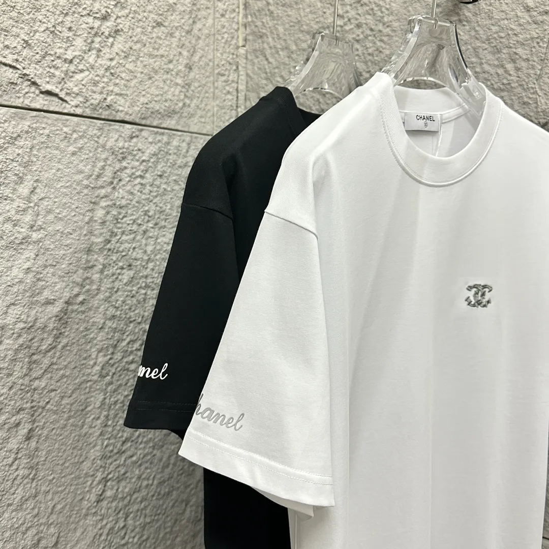 🅿️190 CHANE*Chanel*er 2025 spring and summer new style Classic bamboo letter embroidery Personalized three-dimensional silicone armband Customized double yarn plain cotton fabric Short-sleeved T-shirt Unisex Size: S (90-130 catties) M (120-150 catties) L (140-165 catties) XL (160-180 catties) XXL (180-210 pounds) Color: black white