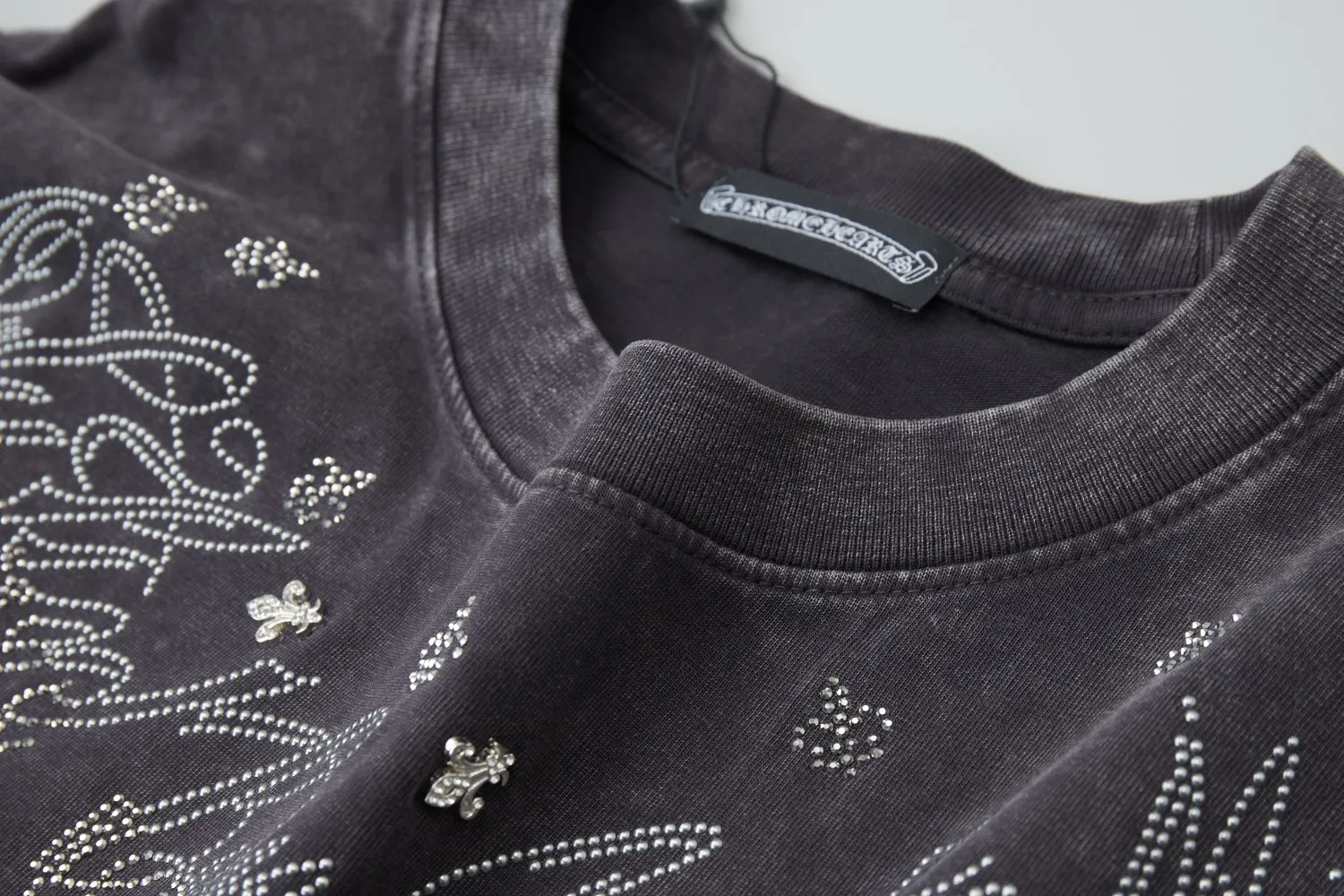 🅿️220 ✨CH✨🆕25SS spring and summer new style Crow ✝ embroidered short-sleeved frame Light luxury essential item for daily commuting for men and women Correct version Welcome to compare Detailed features · 280g 100% pure cotton double yarn jersey fabric · Custom dyed in the same vat, special thickened 32 count double-ply 1X1 thread · Imported Australian pearlescent diamonds ✝ pattern ➕ high-temperature stamping of hardware letters. Dyeing of ready-made garments, then faded and fried snowflake process, then washed to make it look old. General washing to improve the effect · Double-needle stitching and cross-stitch process · Original main mark washed tag brand moisture-proof paper packaging Color: black/grey/apricot Size: S/M/L/XL