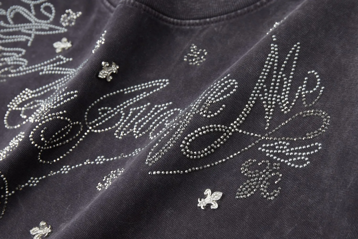 🅿️220 ✨CH✨🆕25SS spring and summer new style Crow ✝ embroidered short-sleeved frame Light luxury essential item for daily commuting for men and women Correct version Welcome to compare Detailed features · 280g 100% pure cotton double yarn jersey fabric · Custom dyed in the same vat, special thickened 32 count double-ply 1X1 thread · Imported Australian pearlescent diamonds ✝ pattern ➕ high-temperature stamping of hardware letters. Dyeing of ready-made garments, then faded and fried snowflake process, then washed to make it look old. General washing to improve the effect · Double-needle stitching and cross-stitch process · Original main mark washed tag brand moisture-proof paper packaging Color: black/grey/apricot Size: S/M/L/XL