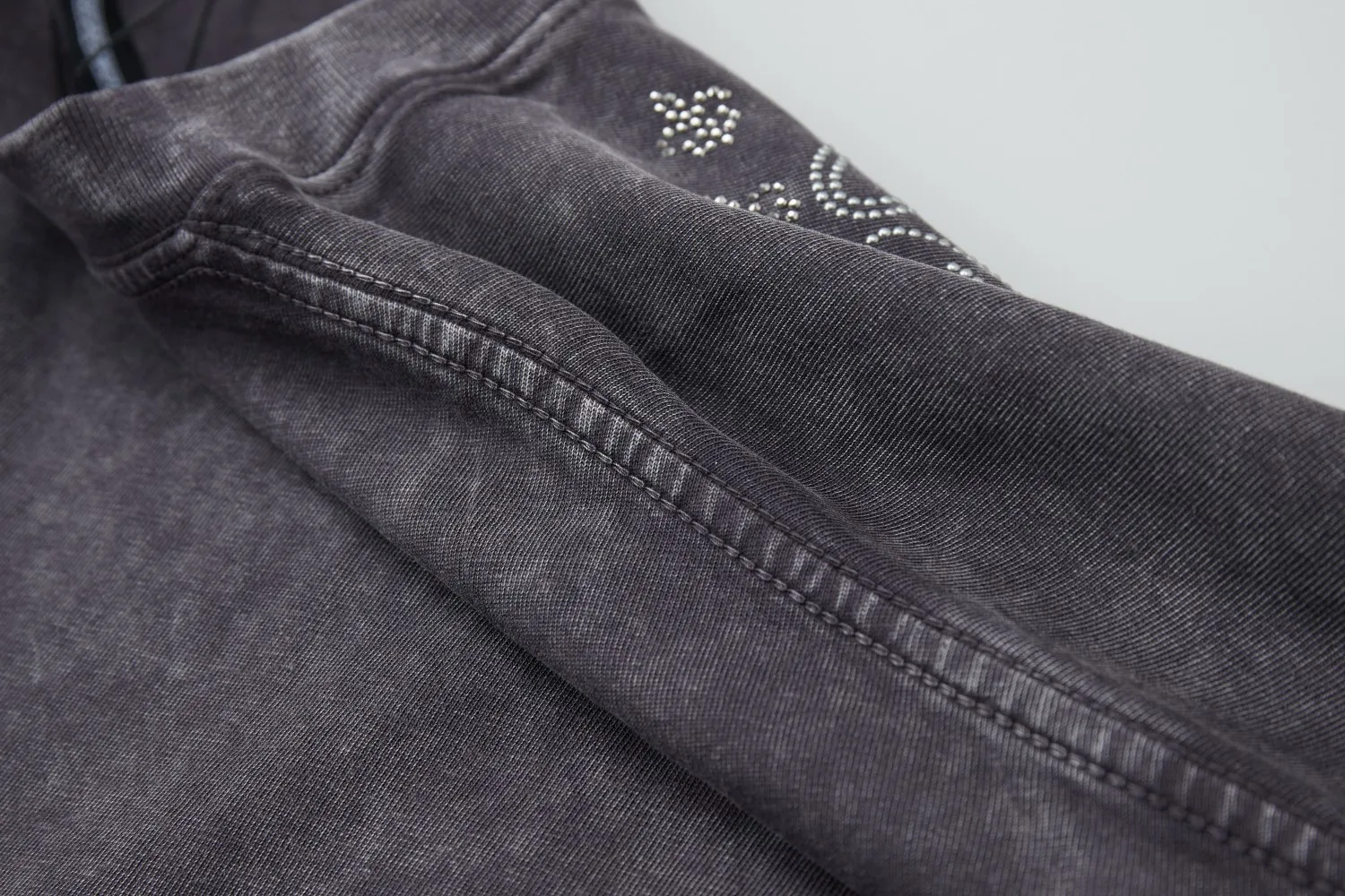 🅿️220 ✨CH✨🆕25SS spring and summer new style Crow ✝ embroidered short-sleeved frame Light luxury essential item for daily commuting for men and women Correct version Welcome to compare Detailed features · 280g 100% pure cotton double yarn jersey fabric · Custom dyed in the same vat, special thickened 32 count double-ply 1X1 thread · Imported Australian pearlescent diamonds ✝ pattern ➕ high-temperature stamping of hardware letters. Dyeing of ready-made garments, then faded and fried snowflake process, then washed to make it look old. General washing to improve the effect · Double-needle stitching and cross-stitch process · Original main mark washed tag brand moisture-proof paper packaging Color: black/grey/apricot Size: S/M/L/XL