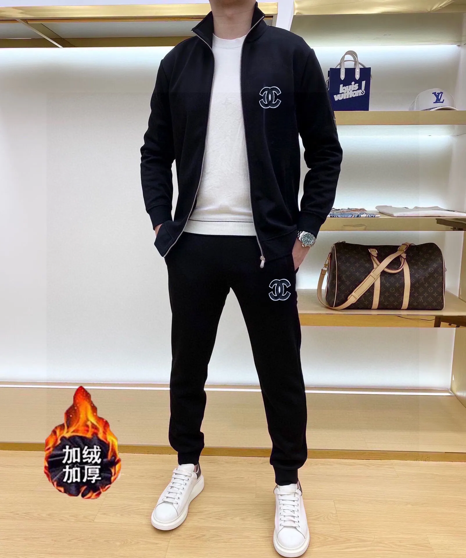 🅿️460 brand [CHANEL Chanel] (velvet and thickened) 2025 spring new product, celebrities' favorite fashion-flavored casual suit, clean and neat tailoring, full of urban style. Made of high-quality custom-made fabrics, the inner warmth is excellent, the hand feels soft and dry, and the upper body effect is crisp and stylish. The three-dimensional cutting process and the pattern are all of high standards, and the silhouette version has the right benefits! It is not tight at all, and you feel good when you put it on. So many top-quality raw materials create high-end products with unparalleled value. It is the first choice for high-end fashion people. (Size: M-4XL can wear up to 200 pounds)