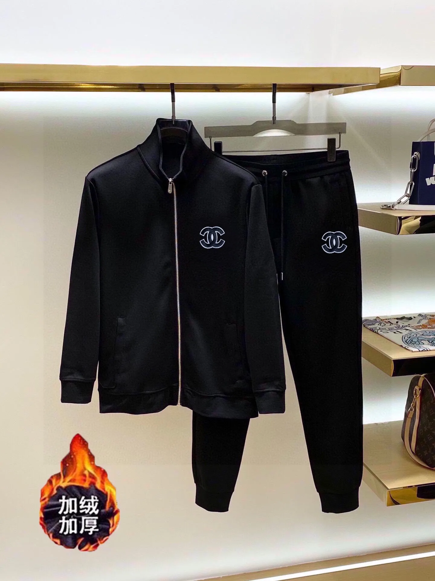 🅿️460 brand [CHANEL Chanel] (velvet and thickened) 2025 spring new product, celebrities' favorite fashion-flavored casual suit, clean and neat tailoring, full of urban style. Made of high-quality custom-made fabrics, the inner warmth is excellent, the hand feels soft and dry, and the upper body effect is crisp and stylish. The three-dimensional cutting process and the pattern are all of high standards, and the silhouette version has the right benefits! It is not tight at all, and you feel good when you put it on. So many top-quality raw materials create high-end products with unparalleled value. It is the first choice for high-end fashion people. (Size: M-4XL can wear up to 200 pounds)