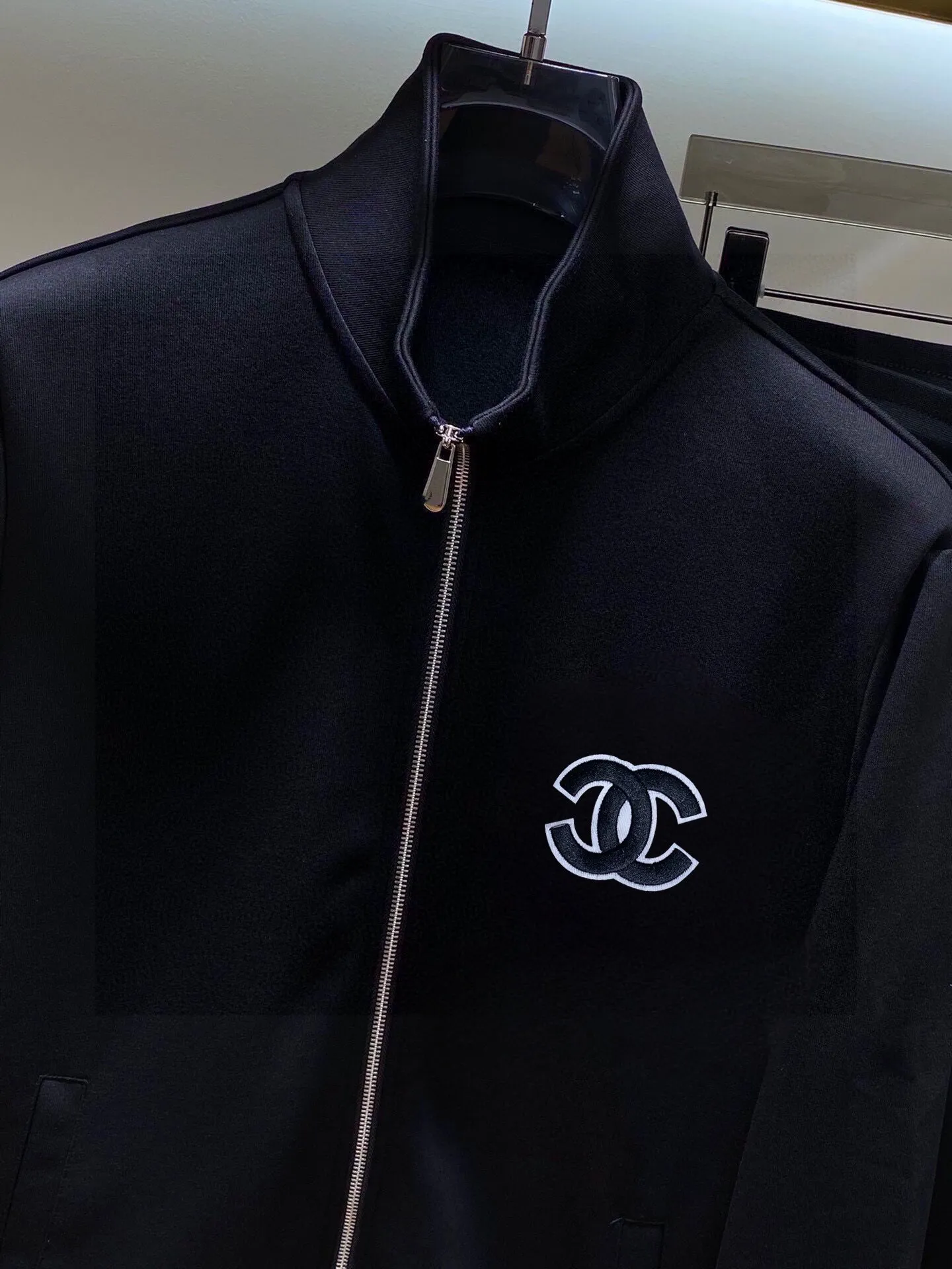 🅿️460 brand [CHANEL Chanel] (velvet and thickened) 2025 spring new product, celebrities' favorite fashion-flavored casual suit, clean and neat tailoring, full of urban style. Made of high-quality custom-made fabrics, the inner warmth is excellent, the hand feels soft and dry, and the upper body effect is crisp and stylish. The three-dimensional cutting process and the pattern are all of high standards, and the silhouette version has the right benefits! It is not tight at all, and you feel good when you put it on. So many top-quality raw materials create high-end products with unparalleled value. It is the first choice for high-end fashion people. (Size: M-4XL can wear up to 200 pounds)