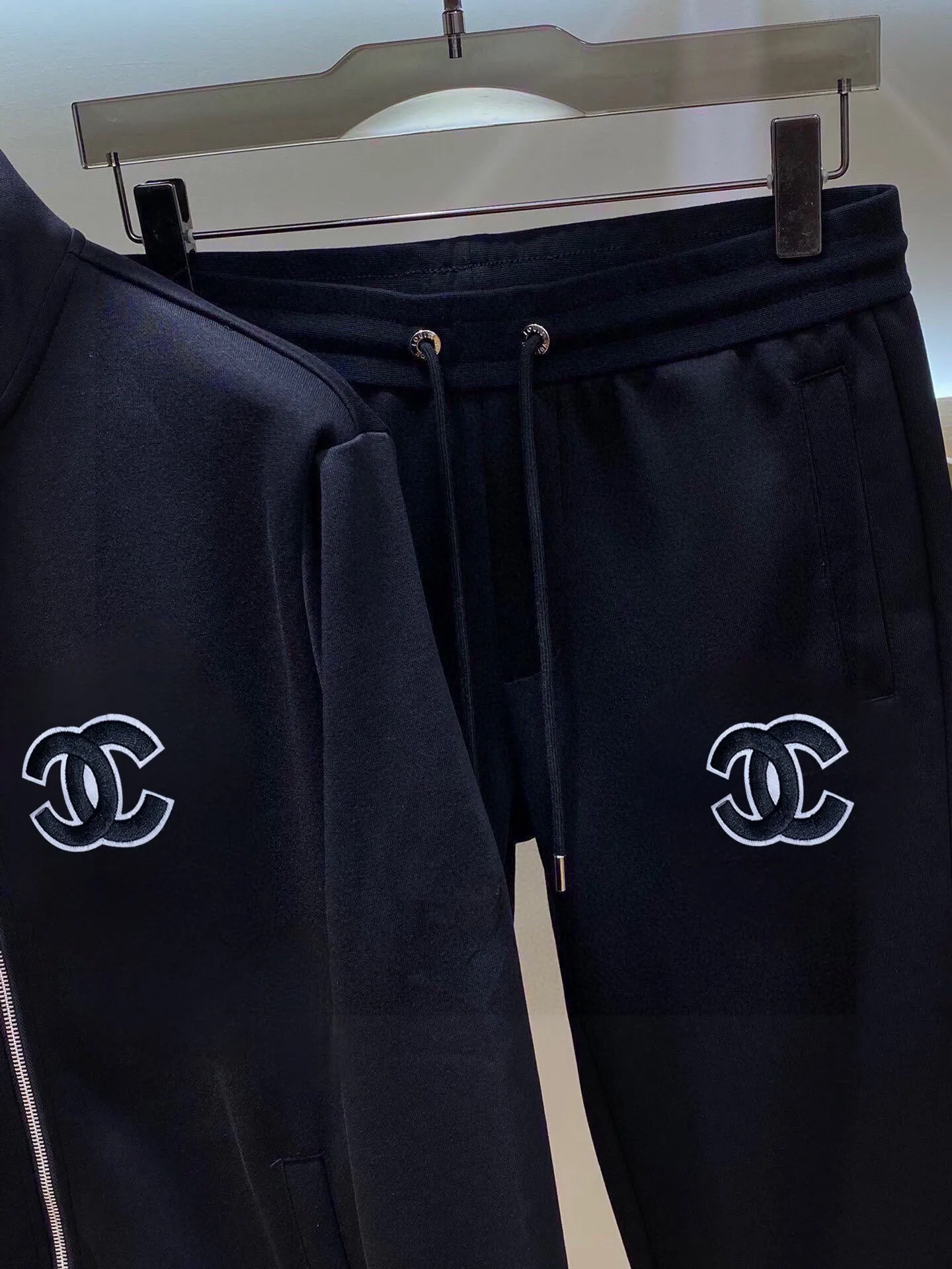 🅿️460 brand [CHANEL Chanel] (velvet and thickened) 2025 spring new product, celebrities' favorite fashion-flavored casual suit, clean and neat tailoring, full of urban style. Made of high-quality custom-made fabrics, the inner warmth is excellent, the hand feels soft and dry, and the upper body effect is crisp and stylish. The three-dimensional cutting process and the pattern are all of high standards, and the silhouette version has the right benefits! It is not tight at all, and you feel good when you put it on. So many top-quality raw materials create high-end products with unparalleled value. It is the first choice for high-end fashion people. (Size: M-4XL can wear up to 200 pounds)