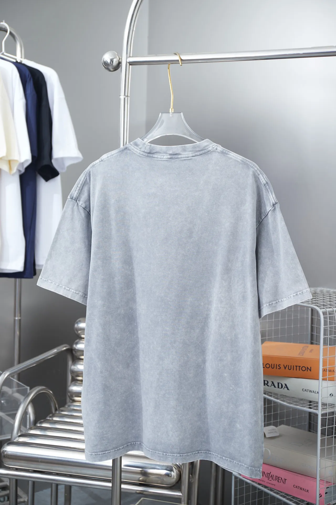 🅿️210 CELIN* 25SS early spring new style, appliqué letter printed short sleeves, light luxury, essential item for daily commuting for men and women, correct version, welcome to compare, detailed features · 280g 100% pure cotton double yarn jersey fabric · Custom dyed in the same cylinder, special thickened 32 pieces double-strand 1X1 thread · Laser towel patch design ➕ thick version of waji letter design. Ready-to-wear dyeing Then do the faded fried snowflake process, then wash with water to make it look old. General washing to improve the effect · Double-needle stitching across seams · Original main mark, washed tag, branded moisture-proof paper packaging Color: black/grey/green Size: S/M/L/XL