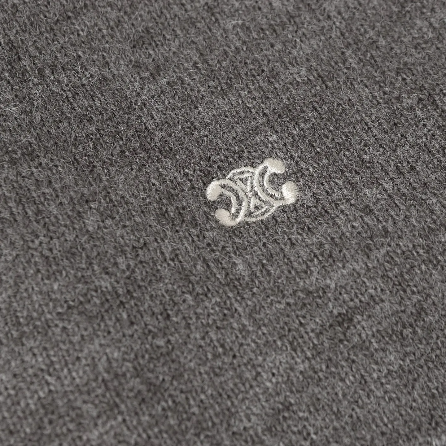 🅿️370 Celine 24FW small embroidered turtleneck sweater (grey) originally purchased for 12,500, the fabric is made of expanded wool blend, soft to the touch, comfortable and close to the skin, the iconic Arc de Triomphe embroidery embellishes the front The Celine half-zip on the chest is a sublimation, a harmonious blend of sophistication and dynamism. It adopts imported machine embroidery technology, advanced computer control systems and precision mechanical components to realize the Arc de Triomphe embroidery operation. The lines are smooth and delicate with high precision. Same size for men and women. Size: S M L