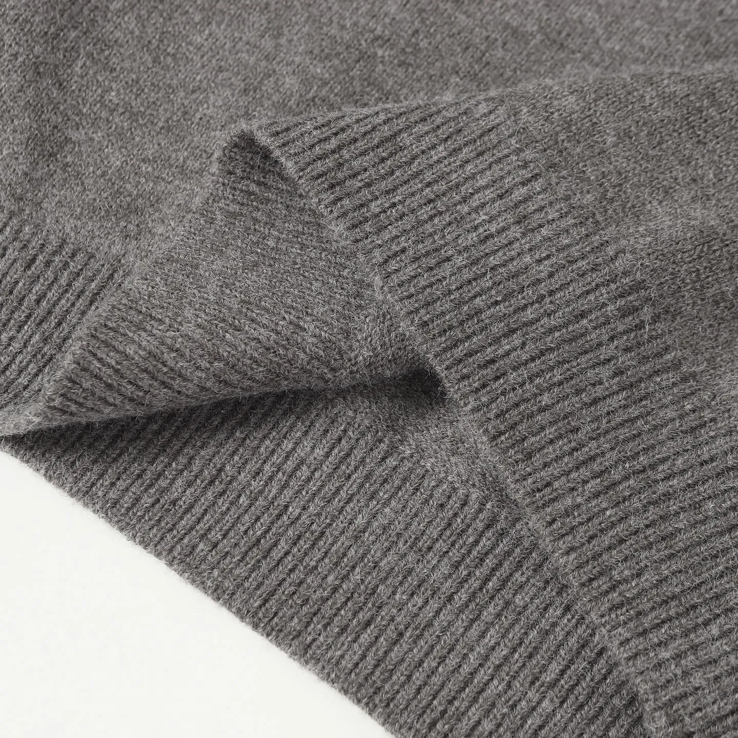 🅿️370 Celine 24FW small embroidered turtleneck sweater (grey) originally purchased for 12,500, the fabric is made of expanded wool blend, soft to the touch, comfortable and close to the skin, the iconic Arc de Triomphe embroidery embellishes the front The Celine half-zip on the chest is a sublimation, a harmonious blend of sophistication and dynamism. It adopts imported machine embroidery technology, advanced computer control systems and precision mechanical components to realize the Arc de Triomphe embroidery operation. The lines are smooth and delicate with high precision. Same size for men and women. Size: S M L