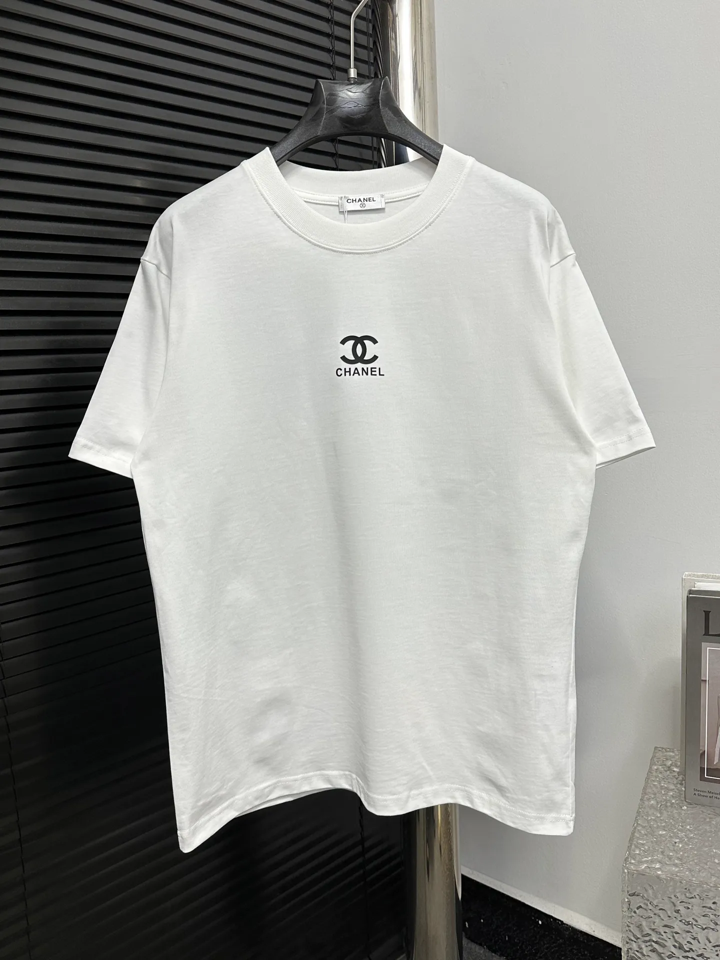 🅿️170 [CHanel] Chanel 25ss logo couple style short-sleeved T-shirt. The fabric is 260g double sand pure cotton. It feels very comfortable, fashionable and personalized. It is a super versatile and good-looking T-shirt. It is very suitable for both men and women. It is a must-have for everyone. Packaging, tag, collar label, washed wheat, complete👍 Color: black, white Size: XS-L