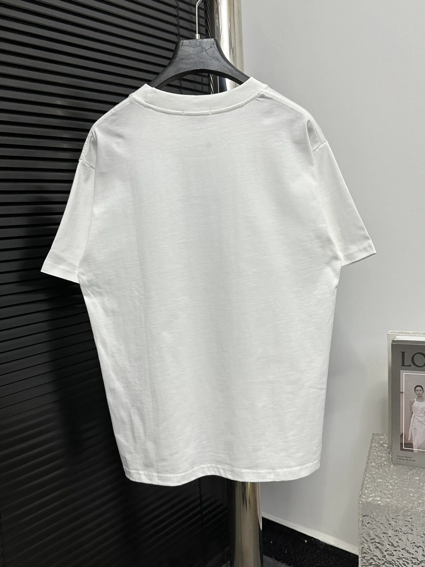 🅿️170 [CHanel] Chanel 25ss logo couple style short-sleeved T-shirt. The fabric is 260g double sand pure cotton. It feels very comfortable, fashionable and personalized. It is a super versatile and good-looking T-shirt. It is very suitable for both men and women. It is a must-have for everyone. Packaging, tag, collar label, washed wheat, complete👍 Color: black, white Size: XS-L
