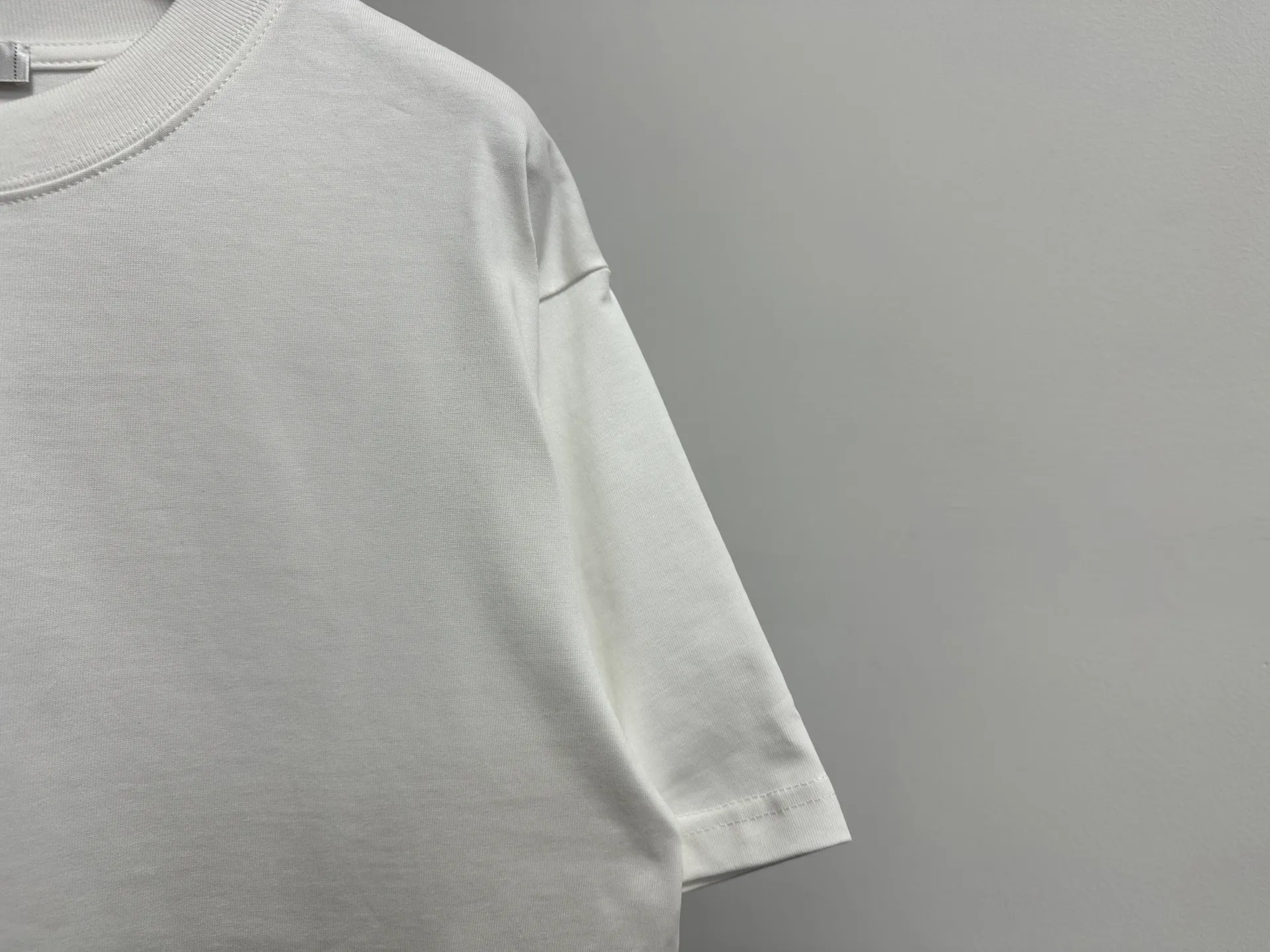 🅿️170 [CHanel] Chanel 25ss logo couple style short-sleeved T-shirt. The fabric is 260g double sand pure cotton. It feels very comfortable, fashionable and personalized. It is a super versatile and good-looking T-shirt. It is very suitable for both men and women. It is a must-have for everyone. Packaging, tag, collar label, washed wheat, complete👍 Color: black, white Size: XS-L