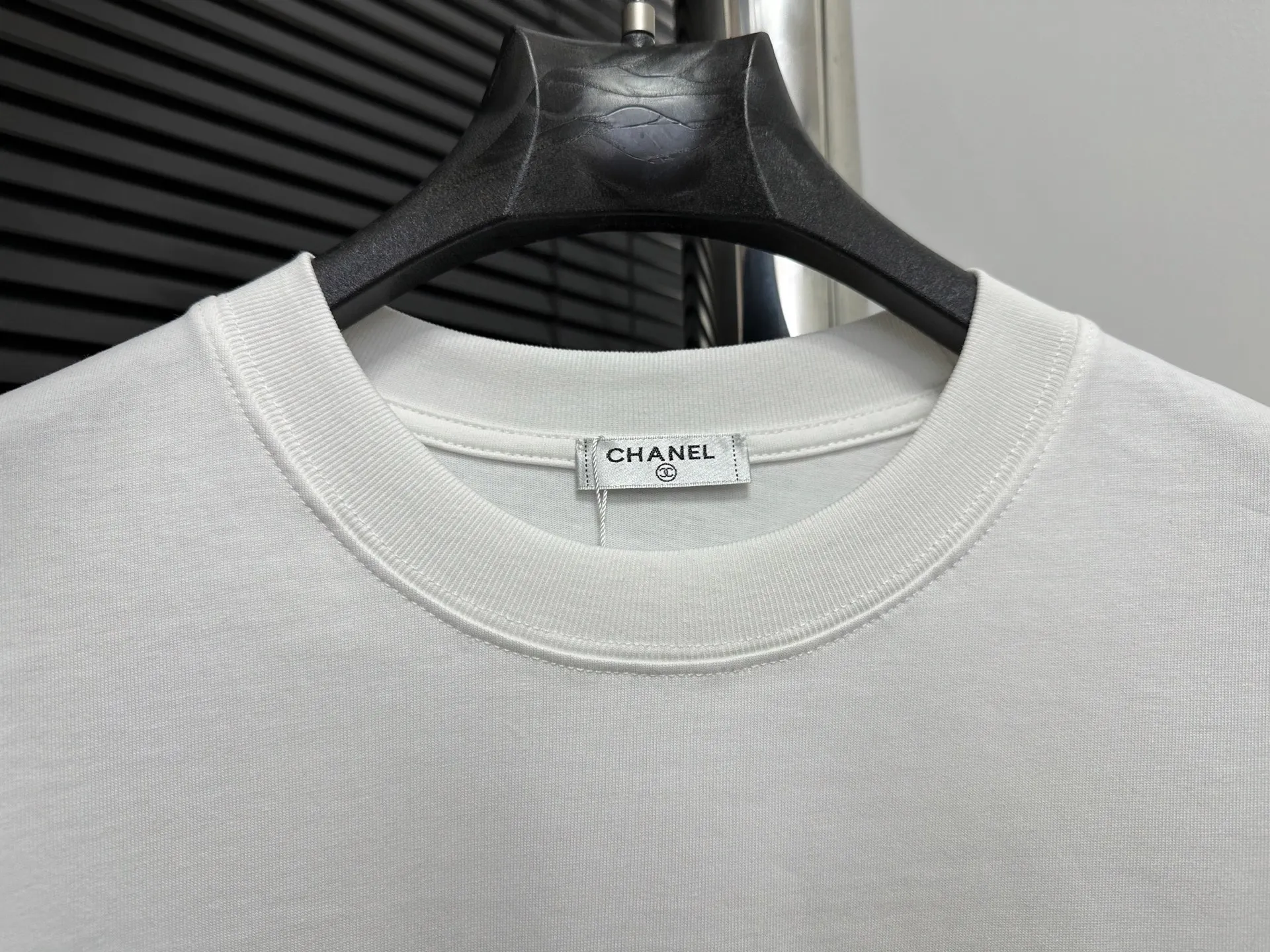 🅿️170 [CHanel] Chanel 25ss logo couple style short-sleeved T-shirt. The fabric is 260g double sand pure cotton. It feels very comfortable, fashionable and personalized. It is a super versatile and good-looking T-shirt. It is very suitable for both men and women. It is a must-have for everyone. Packaging, tag, collar label, washed wheat, complete👍 Color: black, white Size: XS-L