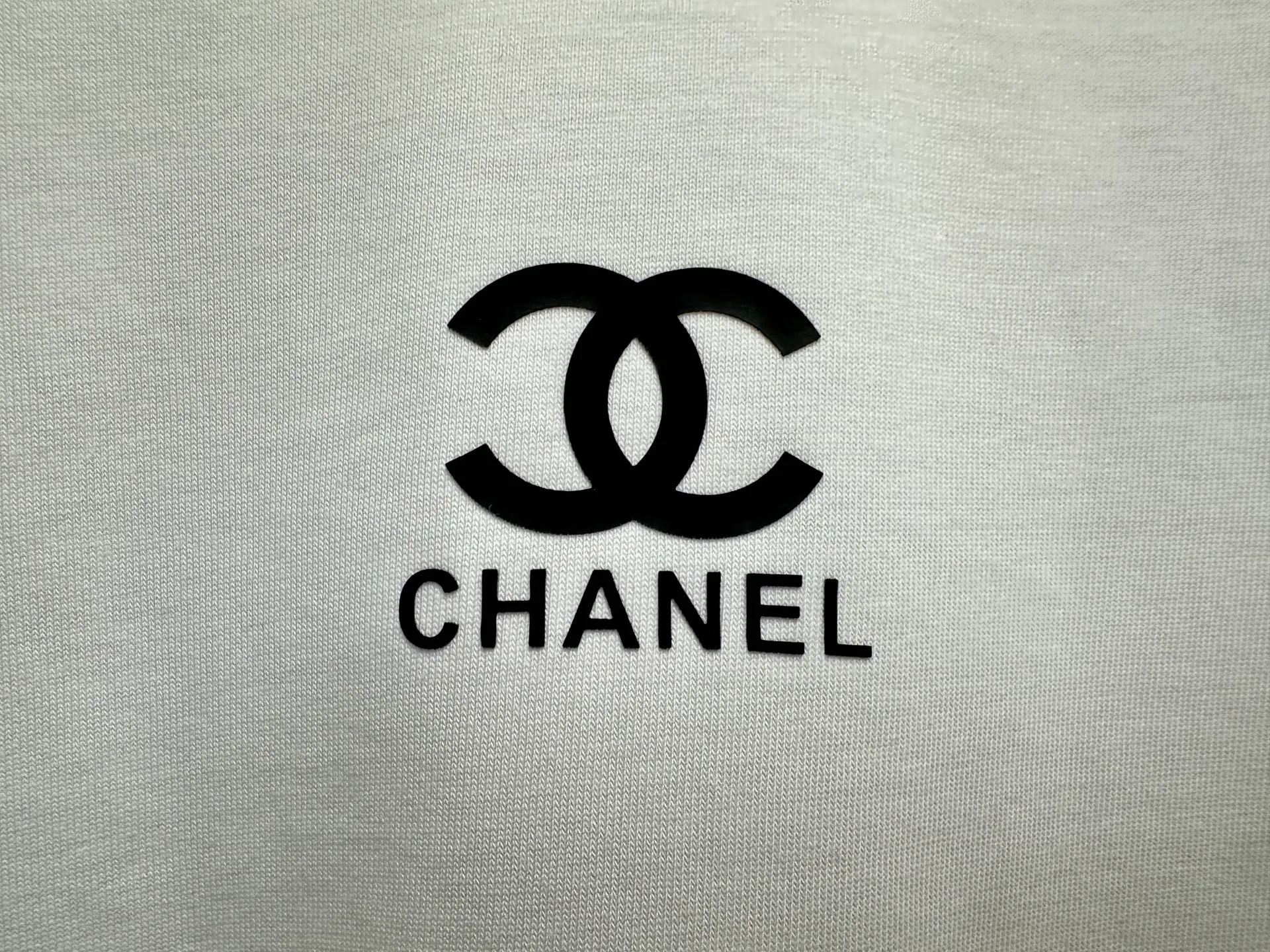 🅿️170 [CHanel] Chanel 25ss logo couple style short-sleeved T-shirt. The fabric is 260g double sand pure cotton. It feels very comfortable, fashionable and personalized. It is a super versatile and good-looking T-shirt. It is very suitable for both men and women. It is a must-have for everyone. Packaging, tag, collar label, washed wheat, complete👍 Color: black, white Size: XS-L