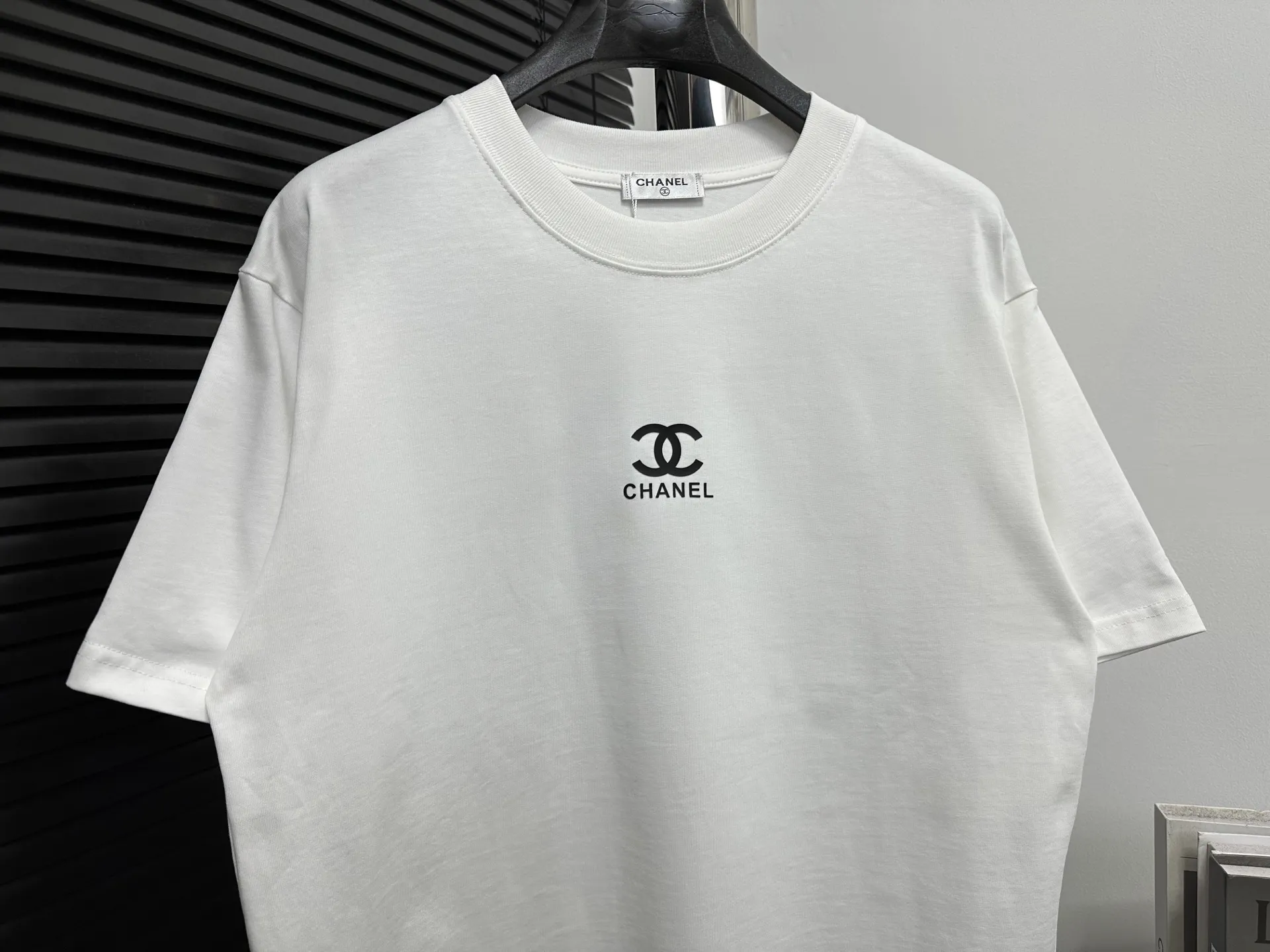🅿️170 [CHanel] Chanel 25ss logo couple style short-sleeved T-shirt. The fabric is 260g double sand pure cotton. It feels very comfortable, fashionable and personalized. It is a super versatile and good-looking T-shirt. It is very suitable for both men and women. It is a must-have for everyone. Packaging, tag, collar label, washed wheat, complete👍 Color: black, white Size: XS-L