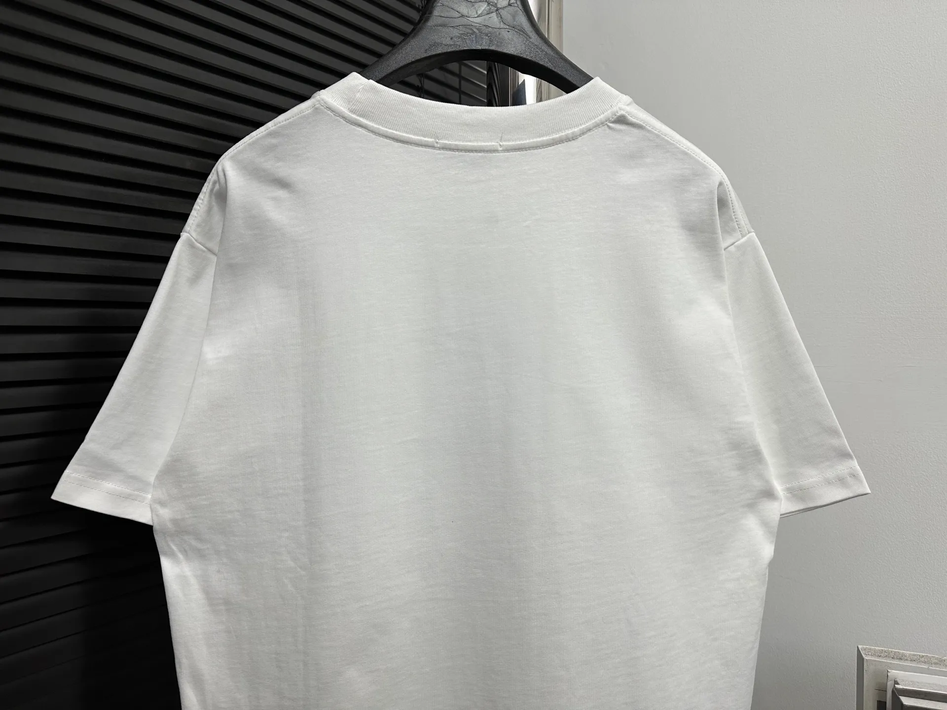 🅿️170 [CHanel] Chanel 25ss logo couple style short-sleeved T-shirt. The fabric is 260g double sand pure cotton. It feels very comfortable, fashionable and personalized. It is a super versatile and good-looking T-shirt. It is very suitable for both men and women. It is a must-have for everyone. Packaging, tag, collar label, washed wheat, complete👍 Color: black, white Size: XS-L