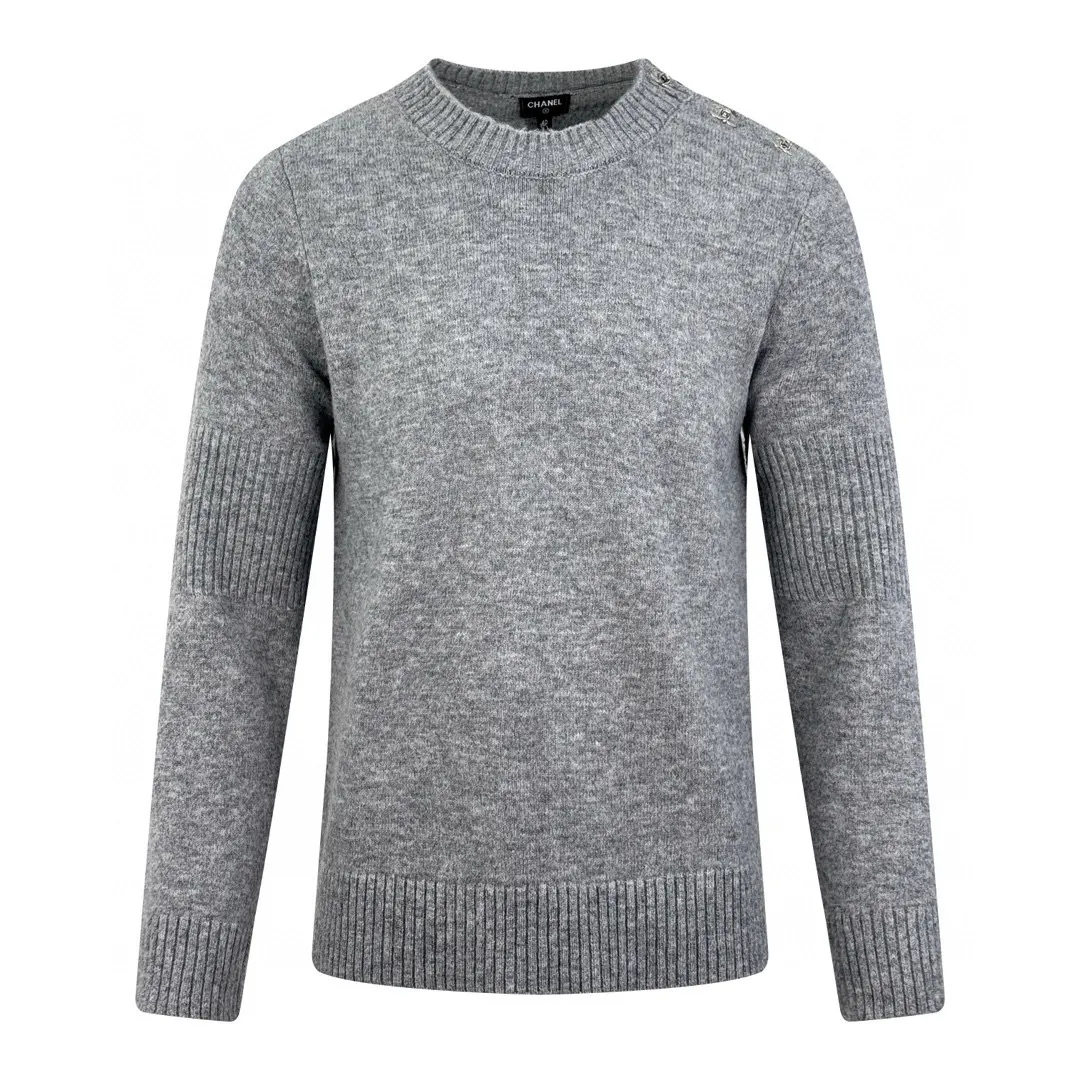 🅿️500 [Exclusive supply] Chanel schoolbag button crew neck sweater (grey) The fabric is made of custom-woven floral velvet with wool fabric. It has a natural luster and is soft and skin-friendly. It is based on deep black. It is not noisy but has its own light. The shoulders are cleverly integrated into the iconic Chanel schoolbag button design. It is like a smart musical note. It injects a luxurious soul into the simple silhouette. It fits the body lines with a lazy yet elegant posture. It is more calm and restrained under the black rendering. It forms an elegant scenery by itself, using three-dimensional seams. It uses specific sewing methods at the seams to make clothes more three-dimensional and fit the body. The workmanship is cumbersome and complex, and manual sewing machines are required to start and nail the buttons. Precisely start the needle at the starting point of the buttons. Use high-quality needle threads and special sewing machines to sew at a constant speed along the preset path to maintain uniform strength. Ensure beautiful seams, and soften and deodorize the garments through washing. The clothes are deeply cleaned and deodorized through professional washing equipment and specific detergents. Improves the feel and appearance of clothing. Size:38-40-42-44-46
