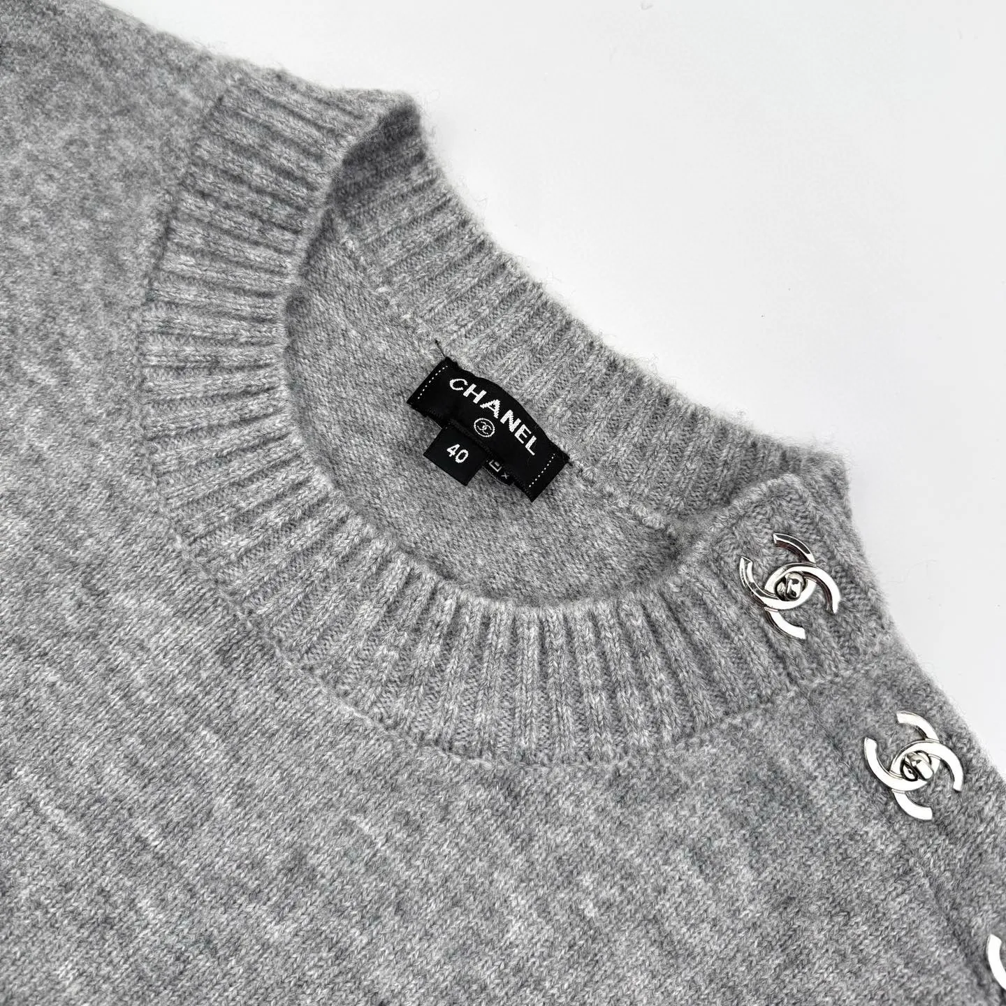🅿️500 [Exclusive supply] Chanel schoolbag button crew neck sweater (grey) The fabric is made of custom-woven floral velvet with wool fabric. It has a natural luster and is soft and skin-friendly. It is based on deep black. It is not noisy but has its own light. The shoulders are cleverly integrated into the iconic Chanel schoolbag button design. It is like a smart musical note. It injects a luxurious soul into the simple silhouette. It fits the body lines with a lazy yet elegant posture. It is more calm and restrained under the black rendering. It forms an elegant scenery by itself, using three-dimensional seams. It uses specific sewing methods at the seams to make clothes more three-dimensional and fit the body. The workmanship is cumbersome and complex, and manual sewing machines are required to start and nail the buttons. Precisely start the needle at the starting point of the buttons. Use high-quality needle threads and special sewing machines to sew at a constant speed along the preset path to maintain uniform strength. Ensure beautiful seams, and soften and deodorize the garments through washing. The clothes are deeply cleaned and deodorized through professional washing equipment and specific detergents. Improves the feel and appearance of clothing. Size:38-40-42-44-46