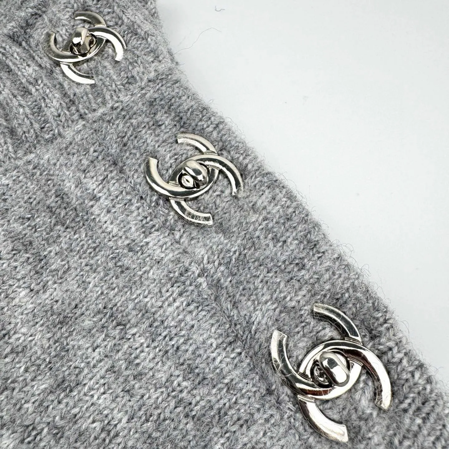 🅿️500 [Exclusive supply] Chanel schoolbag button crew neck sweater (grey) The fabric is made of custom-woven floral velvet with wool fabric. It has a natural luster and is soft and skin-friendly. It is based on deep black. It is not noisy but has its own light. The shoulders are cleverly integrated into the iconic Chanel schoolbag button design. It is like a smart musical note. It injects a luxurious soul into the simple silhouette. It fits the body lines with a lazy yet elegant posture. It is more calm and restrained under the black rendering. It forms an elegant scenery by itself, using three-dimensional seams. It uses specific sewing methods at the seams to make clothes more three-dimensional and fit the body. The workmanship is cumbersome and complex, and manual sewing machines are required to start and nail the buttons. Precisely start the needle at the starting point of the buttons. Use high-quality needle threads and special sewing machines to sew at a constant speed along the preset path to maintain uniform strength. Ensure beautiful seams, and soften and deodorize the garments through washing. The clothes are deeply cleaned and deodorized through professional washing equipment and specific detergents. Improves the feel and appearance of clothing. Size:38-40-42-44-46