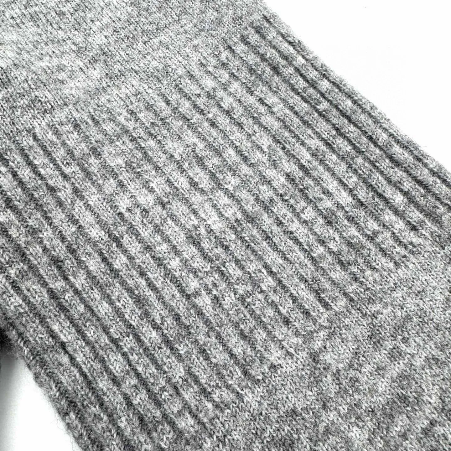 🅿️500 [Exclusive supply] Chanel schoolbag button crew neck sweater (grey) The fabric is made of custom-woven floral velvet with wool fabric. It has a natural luster and is soft and skin-friendly. It is based on deep black. It is not noisy but has its own light. The shoulders are cleverly integrated into the iconic Chanel schoolbag button design. It is like a smart musical note. It injects a luxurious soul into the simple silhouette. It fits the body lines with a lazy yet elegant posture. It is more calm and restrained under the black rendering. It forms an elegant scenery by itself, using three-dimensional seams. It uses specific sewing methods at the seams to make clothes more three-dimensional and fit the body. The workmanship is cumbersome and complex, and manual sewing machines are required to start and nail the buttons. Precisely start the needle at the starting point of the buttons. Use high-quality needle threads and special sewing machines to sew at a constant speed along the preset path to maintain uniform strength. Ensure beautiful seams, and soften and deodorize the garments through washing. The clothes are deeply cleaned and deodorized through professional washing equipment and specific detergents. Improves the feel and appearance of clothing. Size:38-40-42-44-46