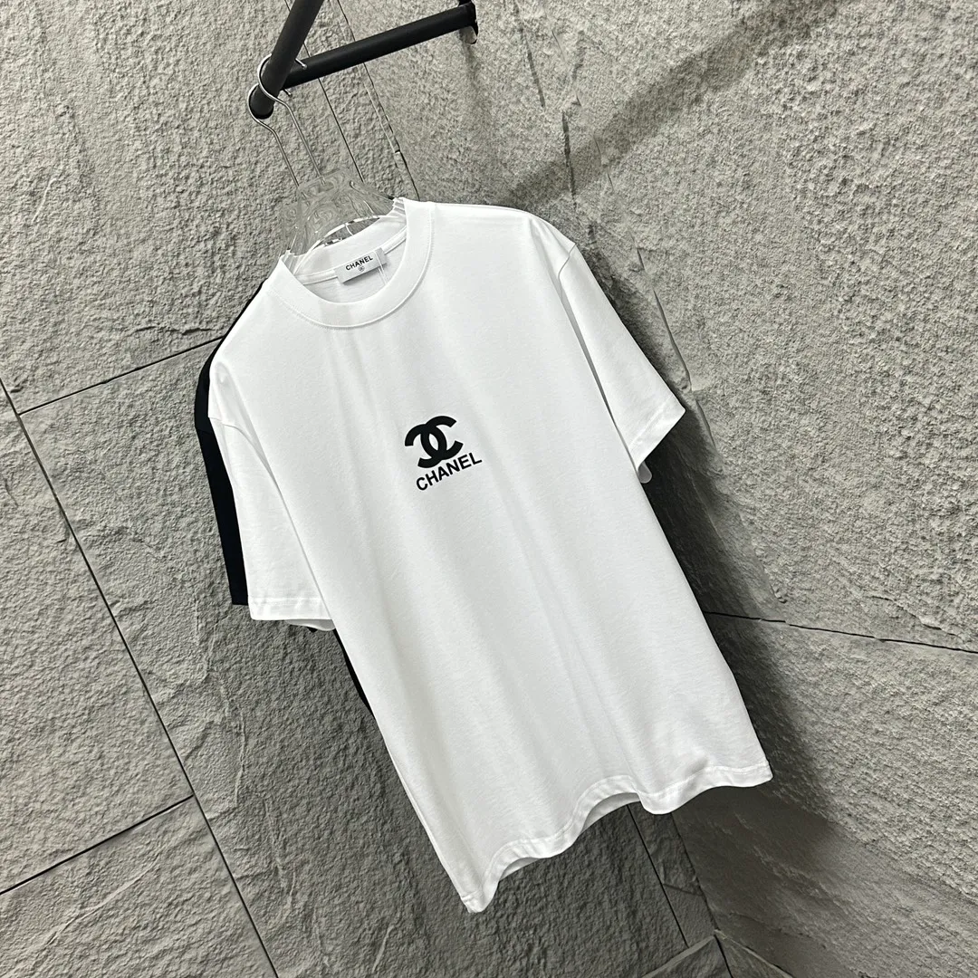 🅿️180 CHANE*Chanel*er 2025 spring and summer new style Classic totem letters Three-dimensional silicone technology Customized double yarn plain cotton fabric Short-sleeved T-shirt Same style for men and women Color: black white Size: S (90-130 pounds) M (120-150 pounds) L (140-165 pounds) XL (160-180 pounds) XXL (180-210 pounds)
