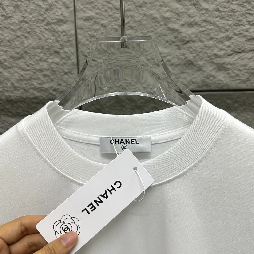 🅿️180 CHANE*Chanel*er 2025 spring and summer new style Classic totem letters Three-dimensional silicone technology Customized double yarn plain cotton fabric Short-sleeved T-shirt Same style for men and women Color: black white Size: S (90-130 pounds) M (120-150 pounds) L (140-165 pounds) XL (160-180 pounds) XXL (180-210 pounds)
