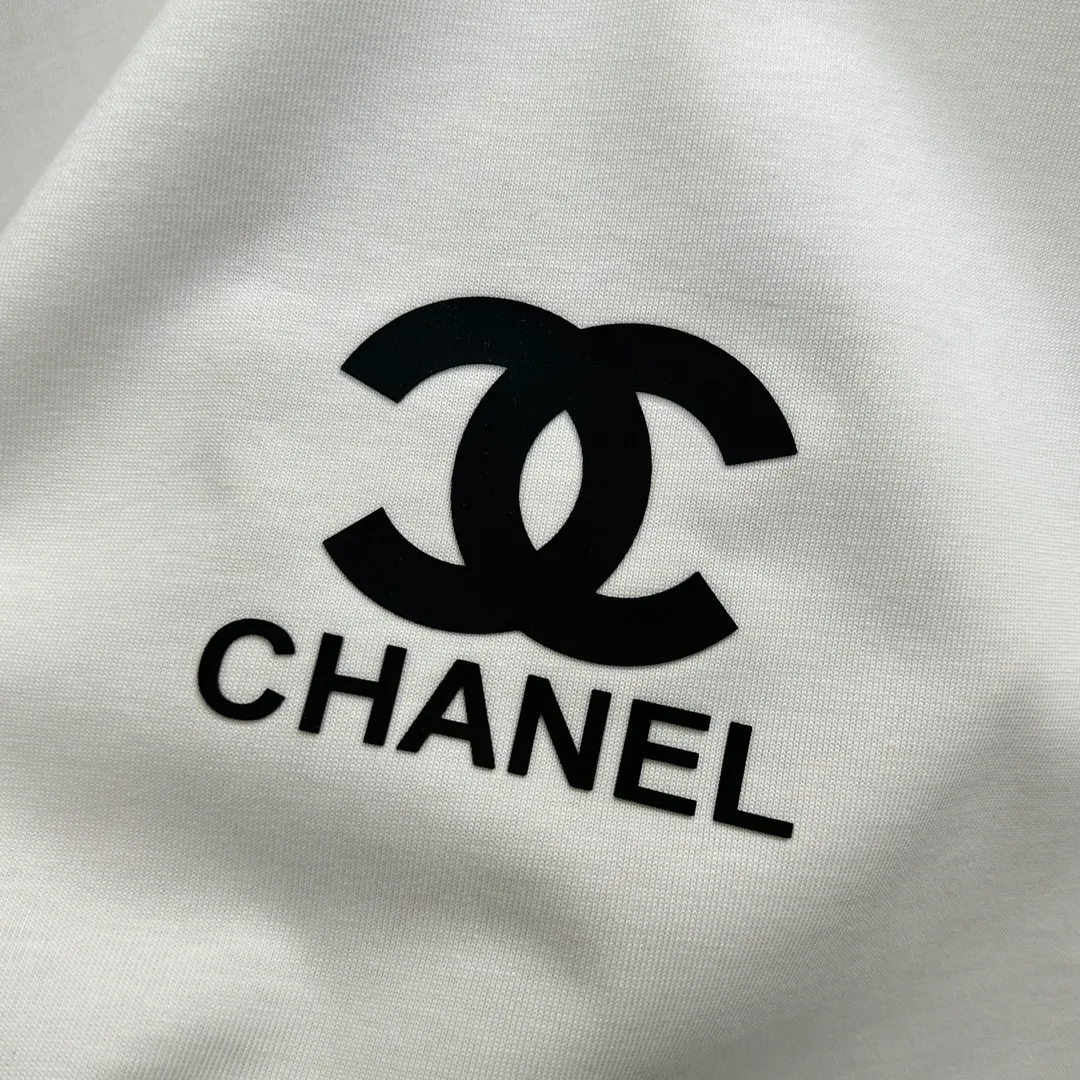 🅿️180 CHANE*Chanel*er 2025 spring and summer new style Classic totem letters Three-dimensional silicone technology Customized double yarn plain cotton fabric Short-sleeved T-shirt Same style for men and women Color: black white Size: S (90-130 pounds) M (120-150 pounds) L (140-165 pounds) XL (160-180 pounds) XXL (180-210 pounds)