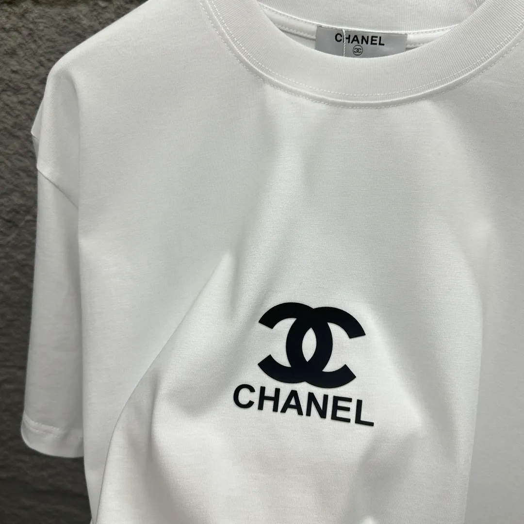 🅿️180 CHANE*Chanel*er 2025 spring and summer new style Classic totem letters Three-dimensional silicone technology Customized double yarn plain cotton fabric Short-sleeved T-shirt Same style for men and women Color: black white Size: S (90-130 pounds) M (120-150 pounds) L (140-165 pounds) XL (160-180 pounds) XXL (180-210 pounds)