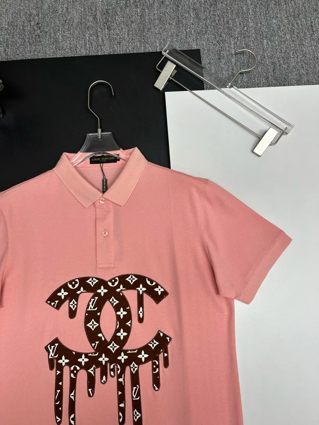🅿️220 CHANEL&LV Chanel Louis Vuitton joint letter embroidery new Polo shirt Original fabric Original customized accessories Official same style Made of 210 grams of mercerized pique fabric, customized in the same vat dyed fabric It feels very comfortable and smooth The version is quite wide and stylish Produced by a first-line brand OEM factory Imported Behringer embroidery machine The embroidery is full and textured The collar ribs are woven with imported yarn and will not deform after long-term wear The latest spring and summer style, fashionable and personalized, super versatile and good-looking, very suitable for both men and women, a must-have style for everyone. Color: black, white, pink, size: M-XXXL
