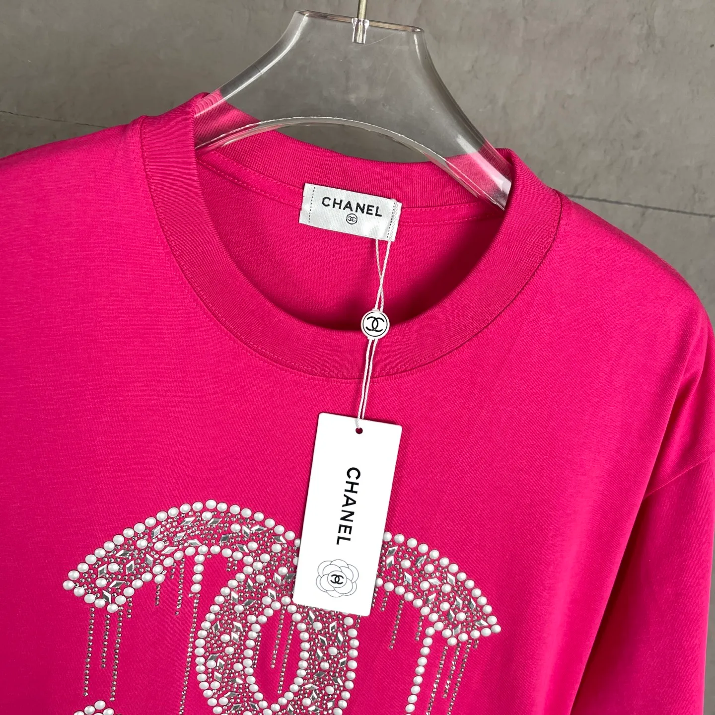 🅿️170 /C10 Chanel 25ss 300g hot diamond weight early spring new letter logo short sleeves light luxury essential item for daily commuting for men and women. Correct version welcome to compare detailed features 100% cotton double yarn jersey fabric ·Special thickened 32 pieces of double-strand 1x1 thread in the same vat ·Three-dimensional film foam tape hot stamping ·Double-needle stitching and cross-stitching technology ·Original main mark, washed tag, brand moisture-proof paper packaging Color: black white rose red Size: S-XL