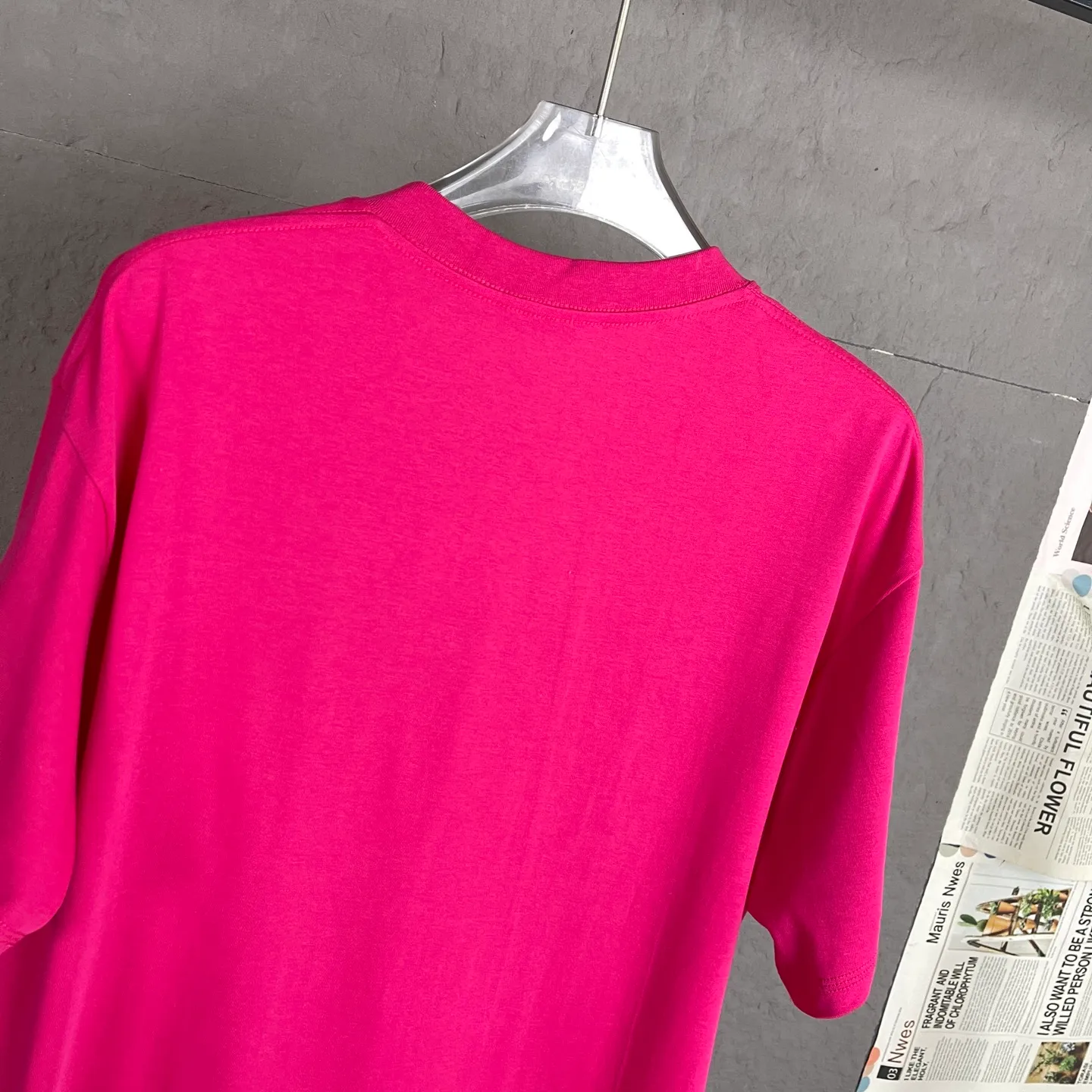 🅿️170 /C10 Chanel 25ss 300g hot diamond weight early spring new letter logo short sleeves light luxury essential item for daily commuting for men and women. Correct version welcome to compare detailed features 100% cotton double yarn jersey fabric ·Special thickened 32 pieces of double-strand 1x1 thread in the same vat ·Three-dimensional film foam tape hot stamping ·Double-needle stitching and cross-stitching technology ·Original main mark, washed tag, brand moisture-proof paper packaging Color: black white rose red Size: S-XL