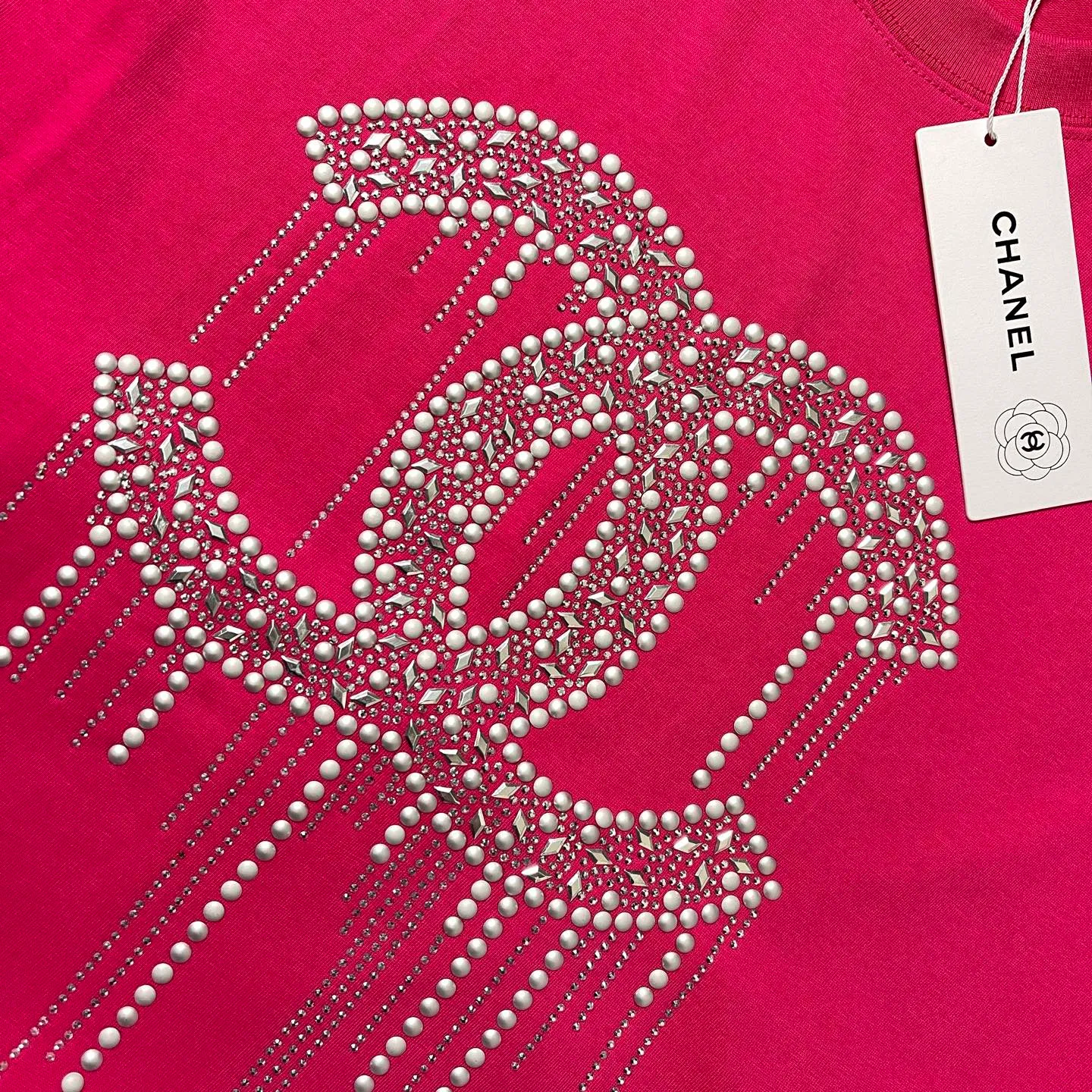 🅿️170 /C10 Chanel 25ss 300g hot diamond weight early spring new letter logo short sleeves light luxury essential item for daily commuting for men and women. Correct version welcome to compare detailed features 100% cotton double yarn jersey fabric ·Special thickened 32 pieces of double-strand 1x1 thread in the same vat ·Three-dimensional film foam tape hot stamping ·Double-needle stitching and cross-stitching technology ·Original main mark, washed tag, brand moisture-proof paper packaging Color: black white rose red Size: S-XL