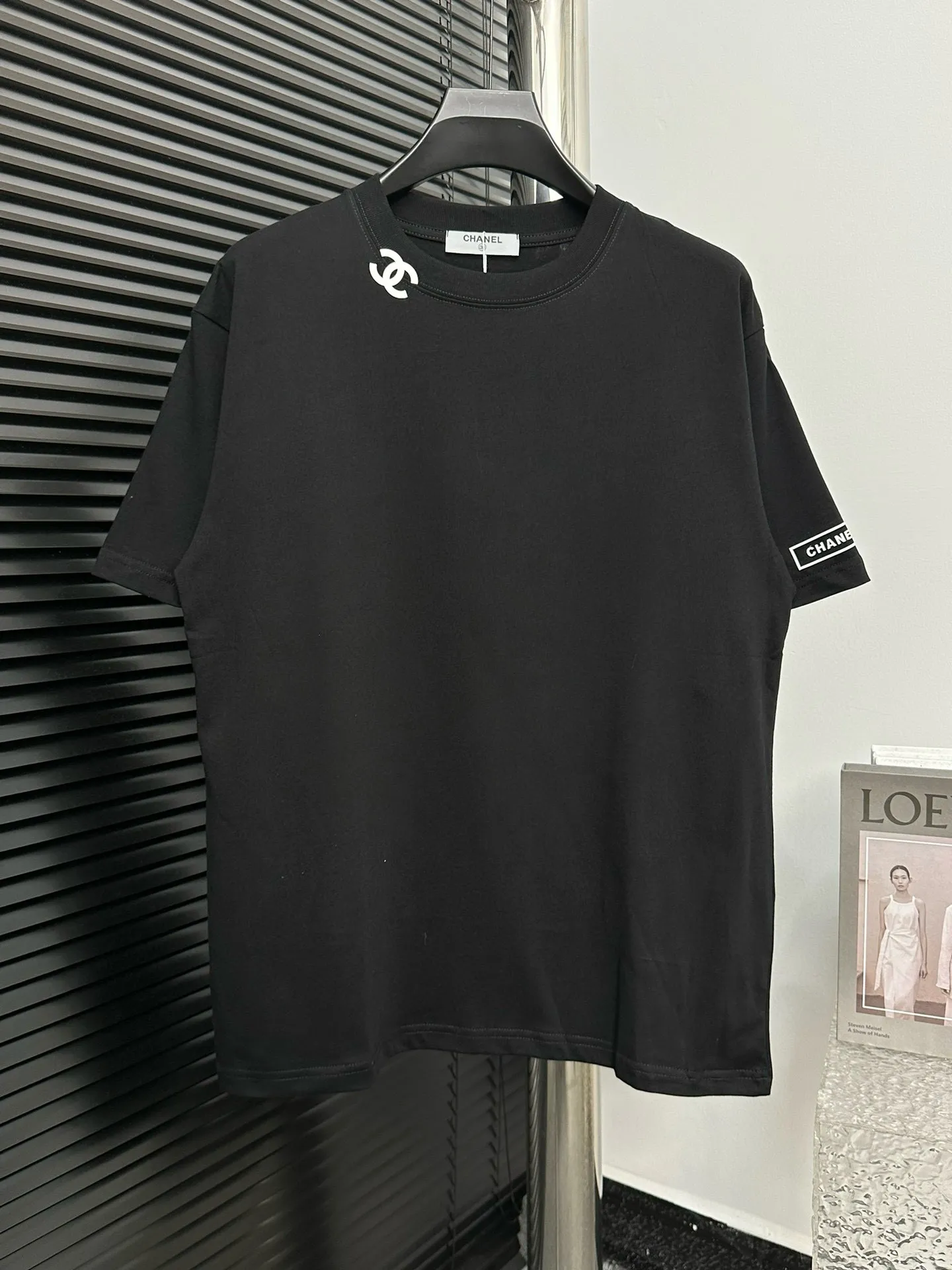 🅿️170 【ChaneL】Xiaoxiangfeng 25ss new round neck T-shirt. Pure cotton fabric, washed, soft and skin-friendly. The workmanship is meticulous, the thickness is moderate, the shape is simple and refined, independent and elegant. The same style for men and women, loose fit, fashionable and versatile for all ages. Color: Black White Size: XS-L