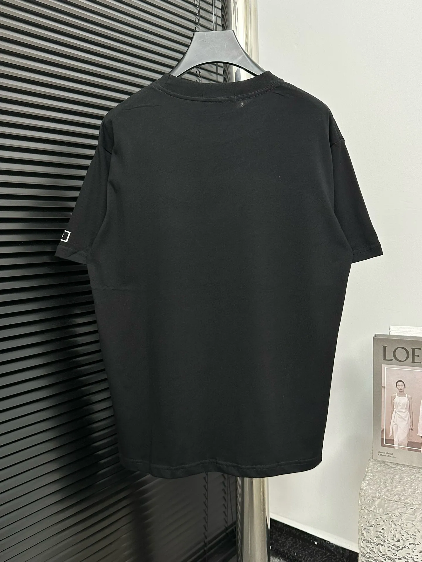 🅿️170 【ChaneL】Xiaoxiangfeng 25ss new round neck T-shirt. Pure cotton fabric, washed, soft and skin-friendly. The workmanship is meticulous, the thickness is moderate, the shape is simple and refined, independent and elegant. The same style for men and women, loose fit, fashionable and versatile for all ages. Color: Black White Size: XS-L
