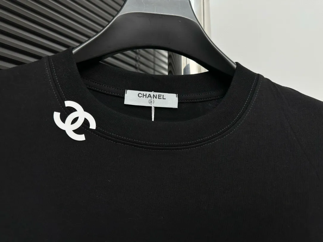 🅿️170 【ChaneL】Xiaoxiangfeng 25ss new round neck T-shirt. Pure cotton fabric, washed, soft and skin-friendly. The workmanship is meticulous, the thickness is moderate, the shape is simple and refined, independent and elegant. The same style for men and women, loose fit, fashionable and versatile for all ages. Color: Black White Size: XS-L