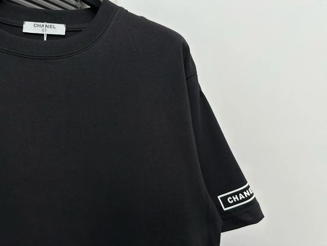 🅿️170 【ChaneL】Xiaoxiangfeng 25ss new round neck T-shirt. Pure cotton fabric, washed, soft and skin-friendly. The workmanship is meticulous, the thickness is moderate, the shape is simple and refined, independent and elegant. The same style for men and women, loose fit, fashionable and versatile for all ages. Color: Black White Size: XS-L
