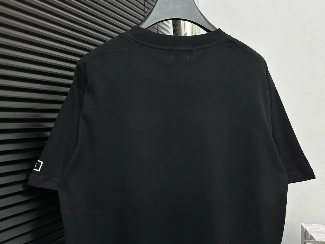 🅿️170 【ChaneL】Xiaoxiangfeng 25ss new round neck T-shirt. Pure cotton fabric, washed, soft and skin-friendly. The workmanship is meticulous, the thickness is moderate, the shape is simple and refined, independent and elegant. The same style for men and women, loose fit, fashionable and versatile for all ages. Color: Black White Size: XS-L