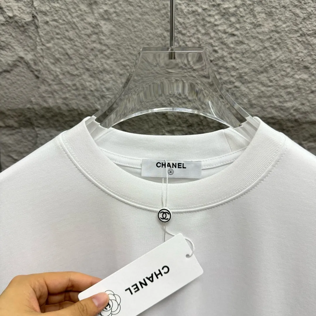 🅿️180 CHANE*Chanel*er 2025 spring and summer new style Classic letter printing Personalized printing on the back Customized double yarn plain cotton fabric Short-sleeved T-shirt Same style for men and women Size: S (90-130 catties) M (120-150 catties) L (140-165 catties) XL (160-180 catties) XXL (180-210 pounds) Color: black white