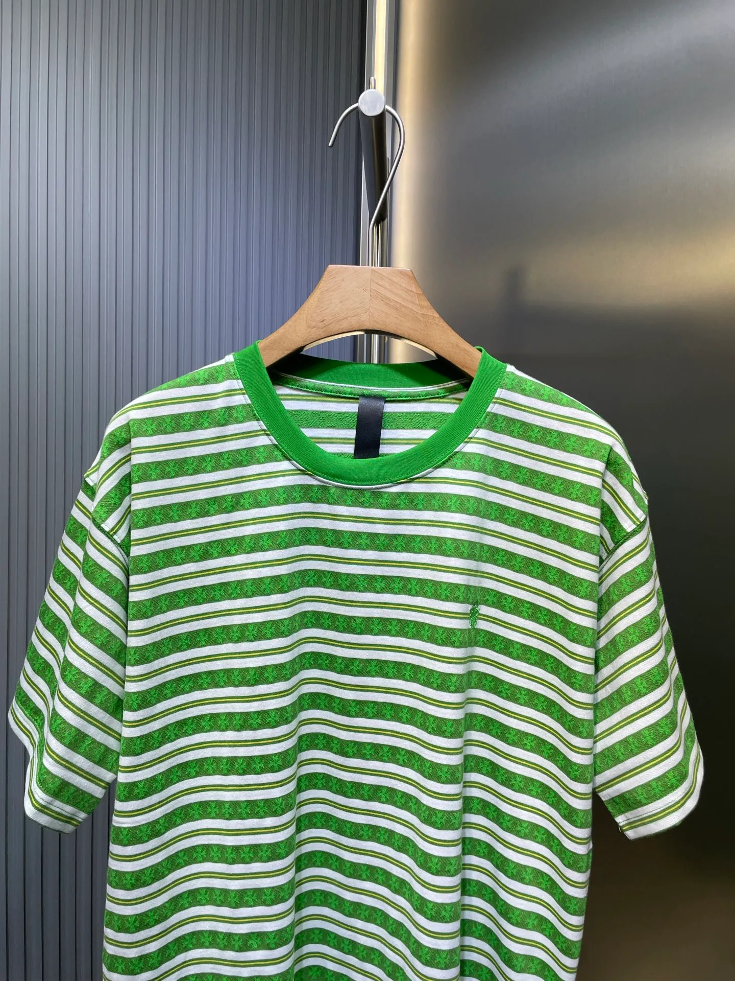 🅿️280 CH🌟【Top original order】Fully printed cross-dyed short sleeves The fabric is made of 26-count oe yarn, which is different from the 21s pure cotton yarn on the market. The different yarns on the market mean that the shape, size, and stitch length of the entire jacquard will be different from the original version. The whole piece has four colors, and they are all colored according to the Z sample. The fabric is printed. The dyeing cycle of Sehe yarn is about 30 days. The entire fabric is made by yarn-dyed jacquard technology. The embroidery thread is fixed-dyed 105d polyester thread, using imported No. 9 needles. The overall pattern density and line arc are basically consistent, and there are three customized accessories. size：s-l